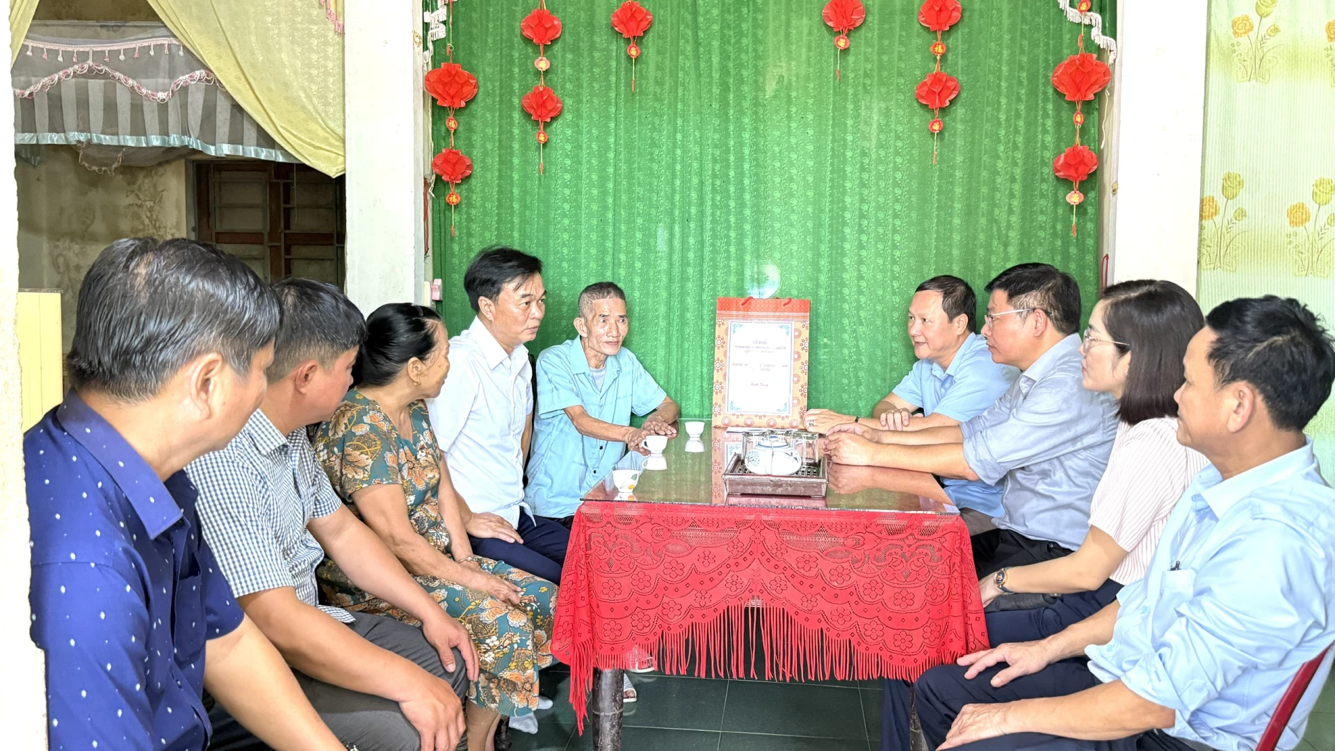 Thăm hỏi tình hình các gia đình