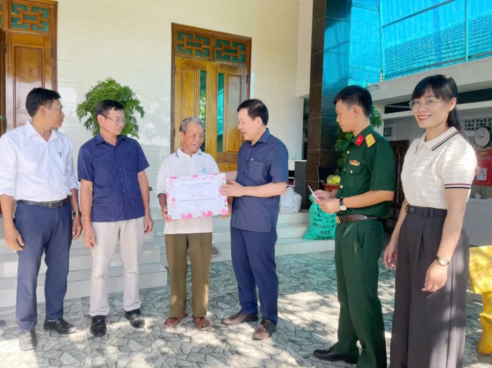 Quảng Trạch: Thăm, tặng quà gia đình người có công với cách mạng