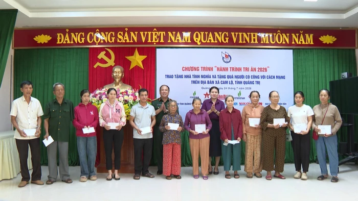 Hội Nhà báo Việt Nam tặng quà gia đình chính sách, người có công ở xã Cam Lộ