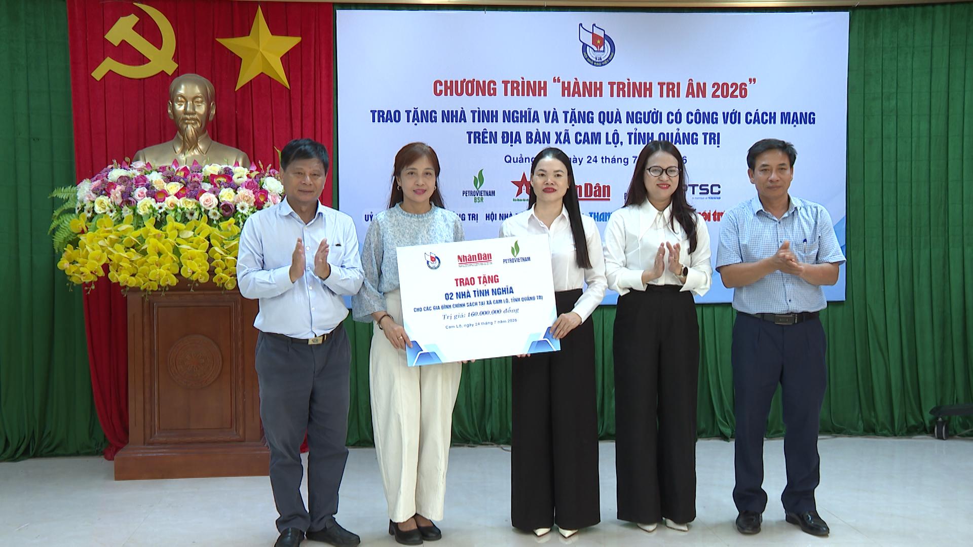 Hội Nhà báo Việt Nam trao tặng 2 nhà tình nghĩa cho gia đình chính sách. Ảnh: Việt Anh