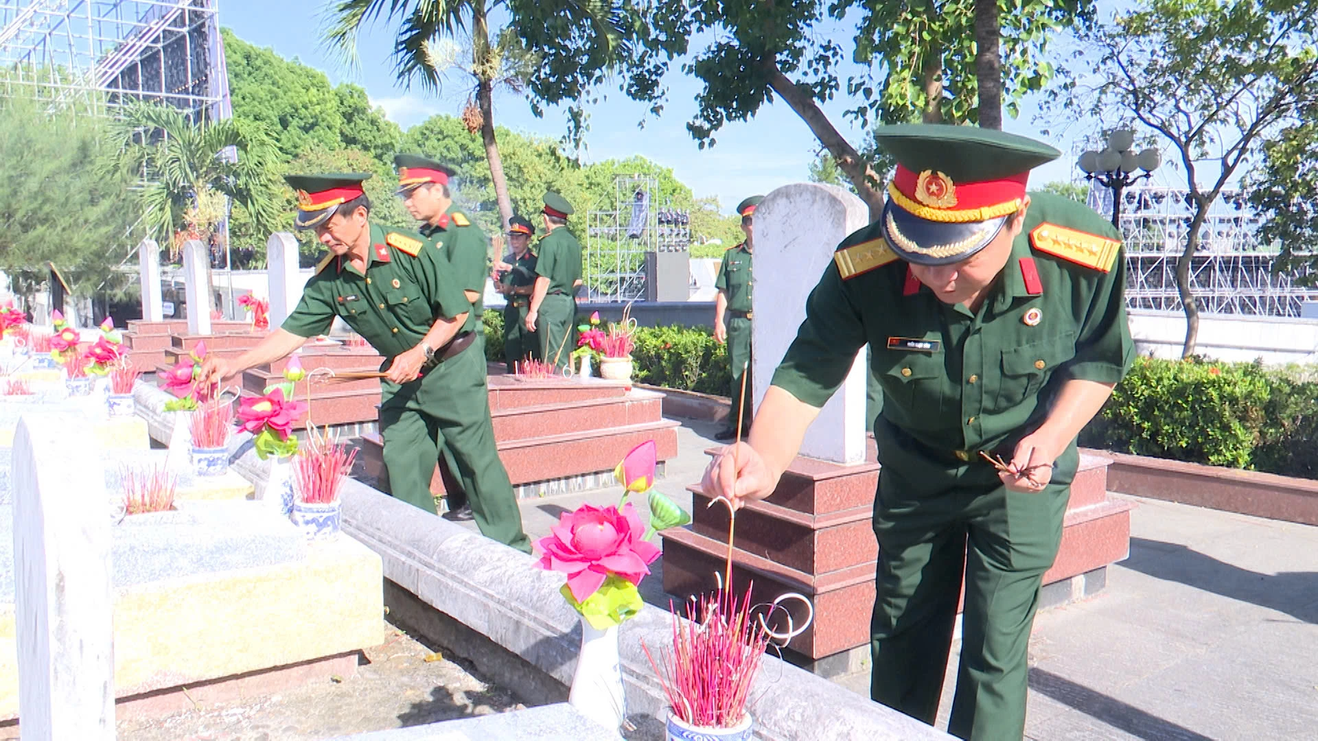 Lãnh đạo Hội CCB tỉnh Quảng Trị thắp hương lên phần mộ các AHLS tại NTLSQG Đường 9. Ảnh: Việt Anh