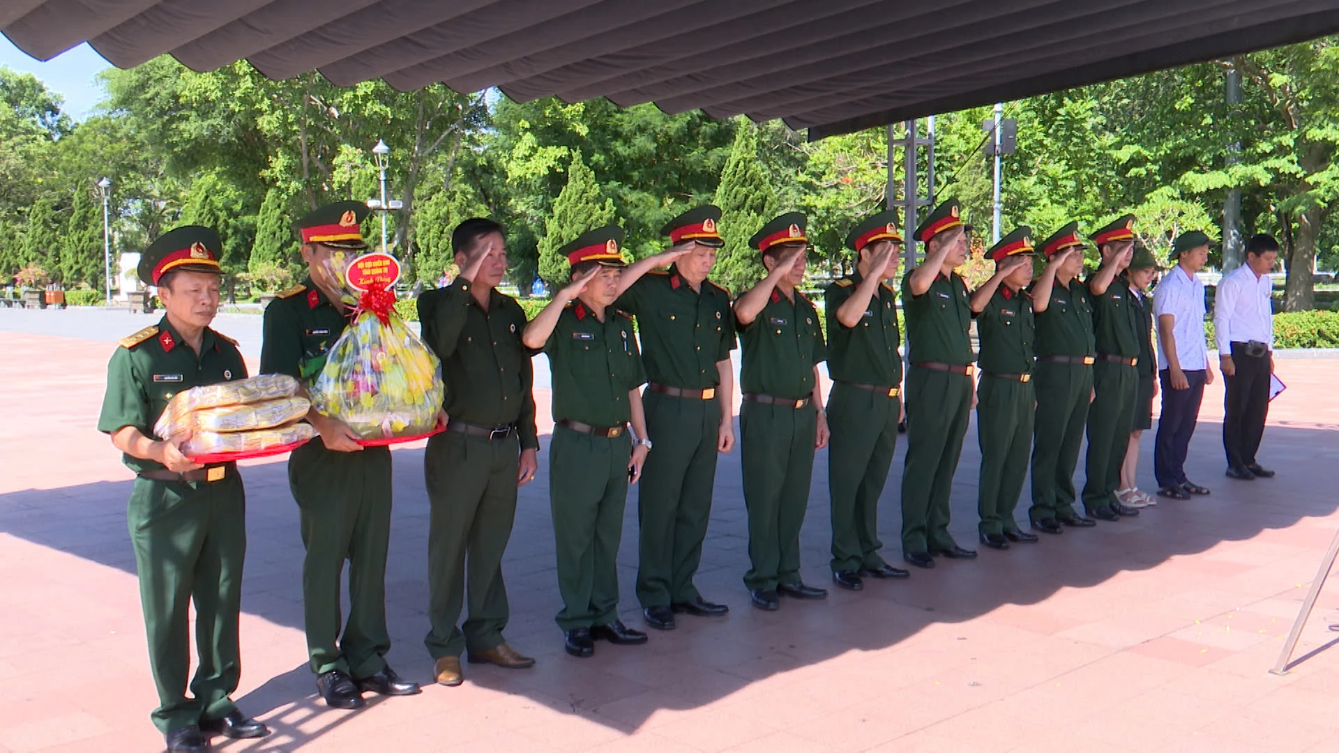 Cán bộ, hội viên Hội CCB tỉnh Quảng Trị dần hương tại Di tích Quốc gia Đặc biệt Thành Cổ Quảng Trị.Ảnh: Việt Anh