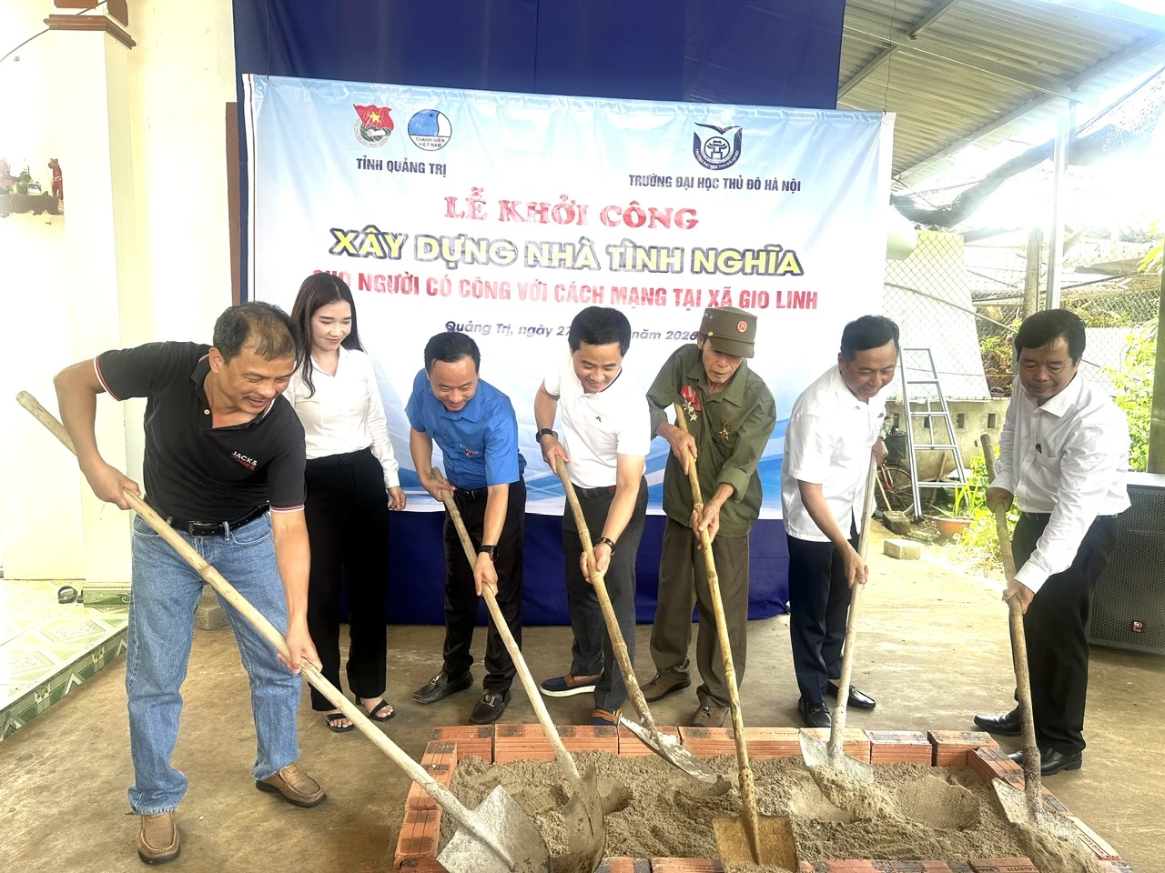 Khởi công xây nhà tình nghĩa cho ông Lê Thanh Cán.Ảnh:Việt Anh