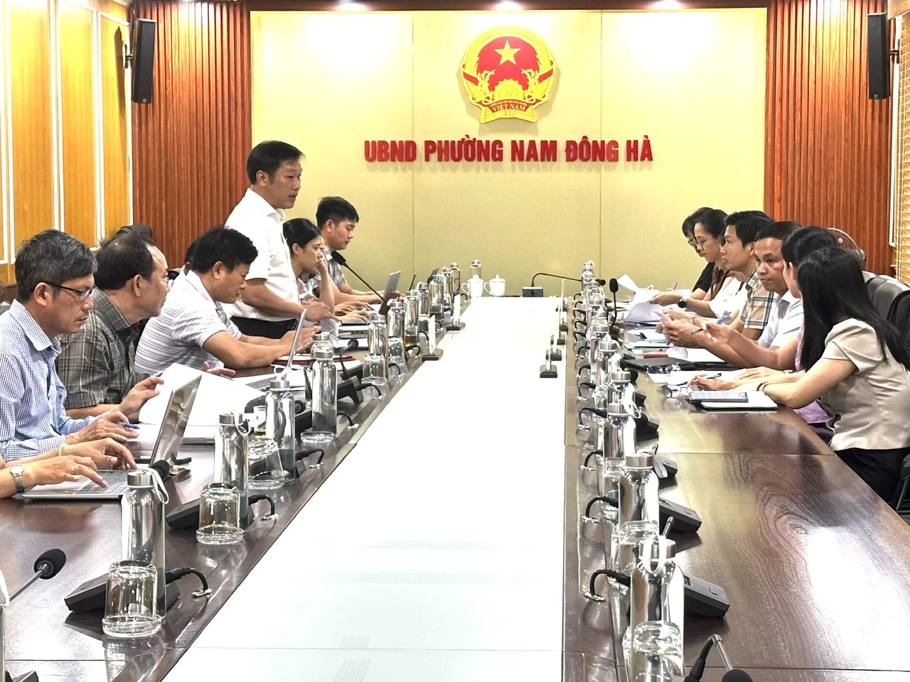 Đoàn giám sát làm việc với lãnh đạo phường. Ảnh:Việt Anh