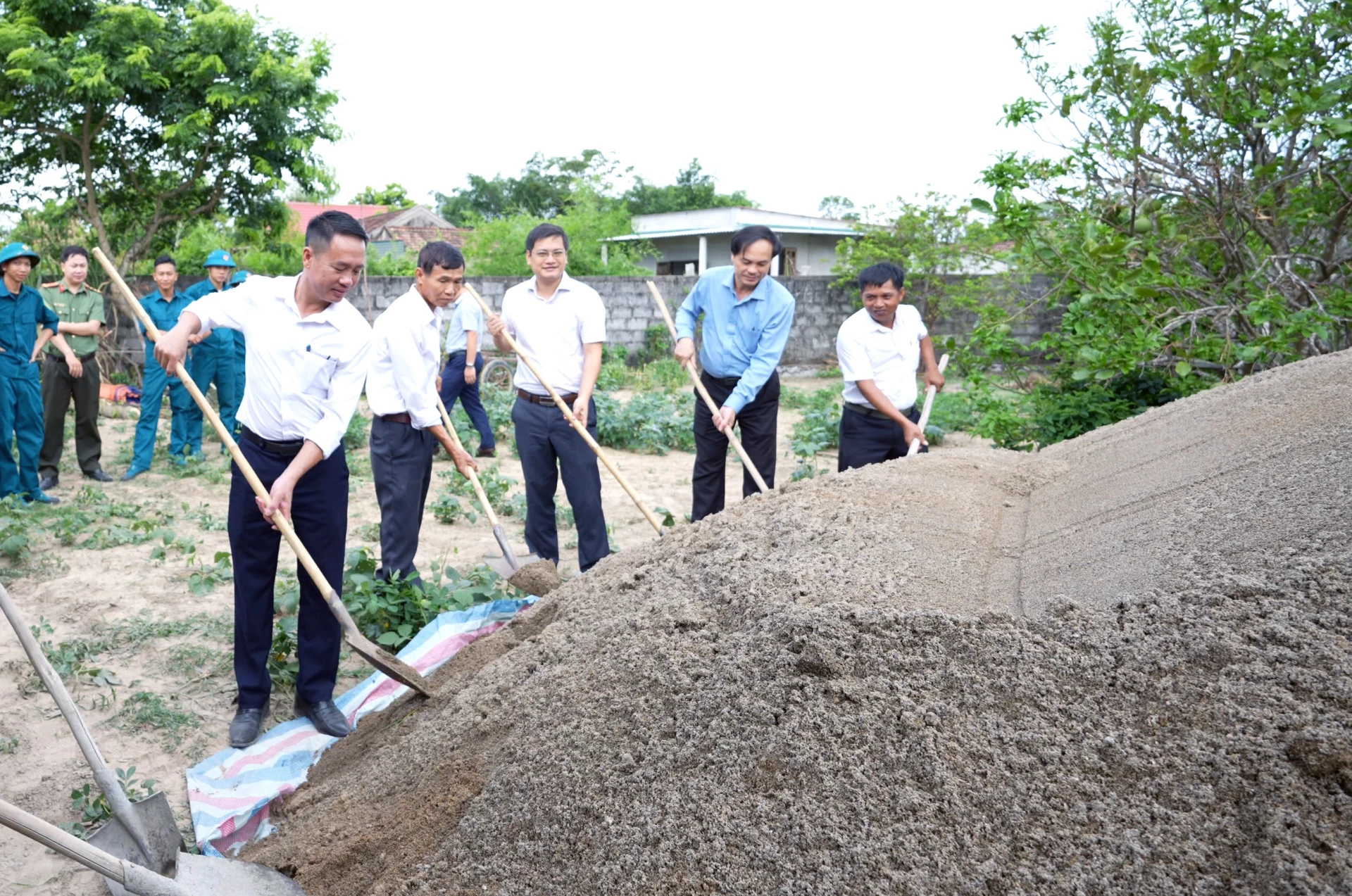Đại diện lãnh đạo xã Lệ Ninh tham gia khởi công xây dựng nhà ở cho gia đình ông Hà Văn Tuynh, thôn Ninh Phước Thượng- Ảnh: L.C