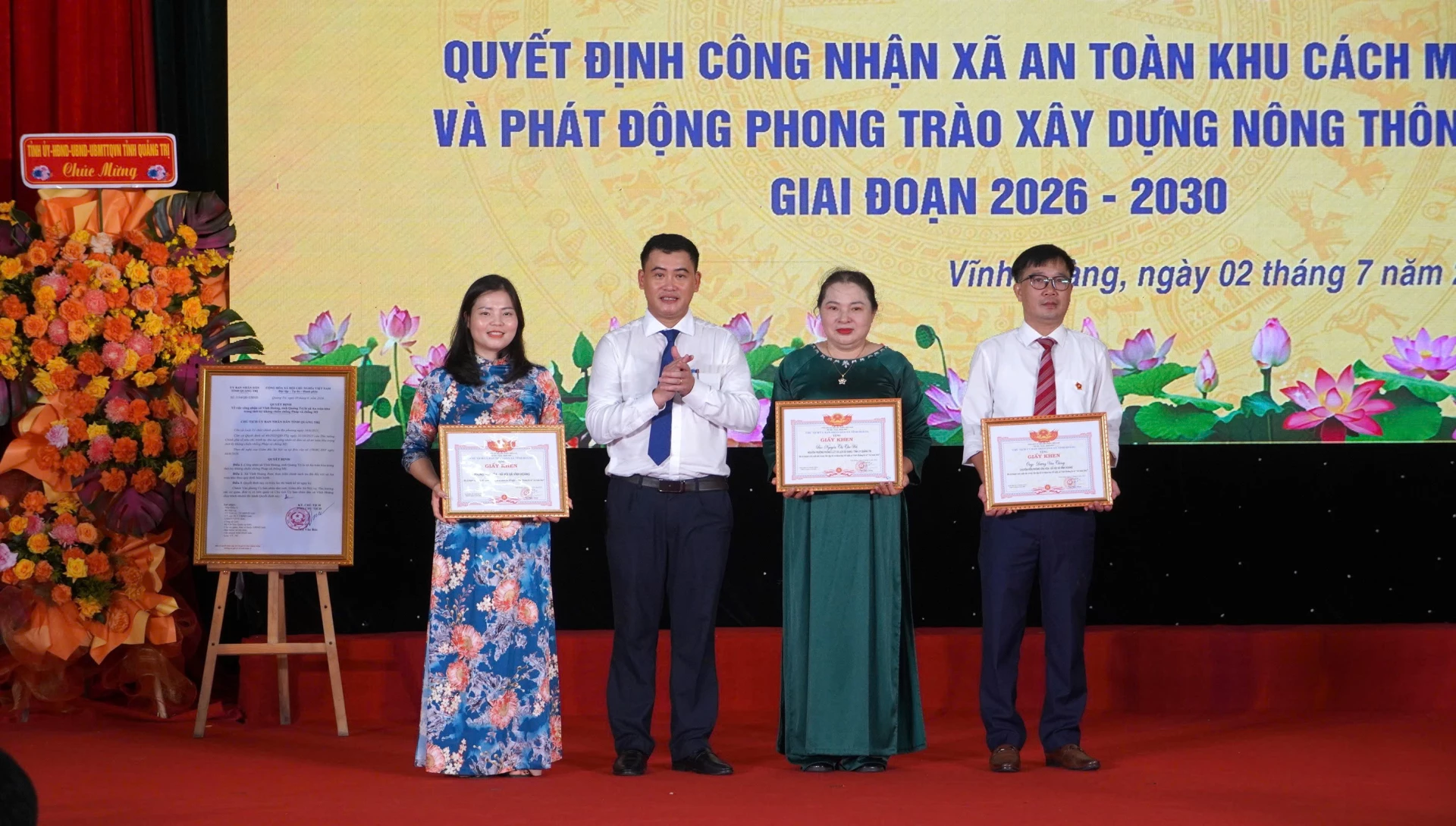 Lãnh đạo xã Vĩnh Hoàng trao giấy khen cho tập thể và cá nhân có thành tích xuất sắc trong việc lập hồ sơ khoa học đề nghị công nhận xã An toàn khu cách mạng - Ảnh: Mỹ Nhị