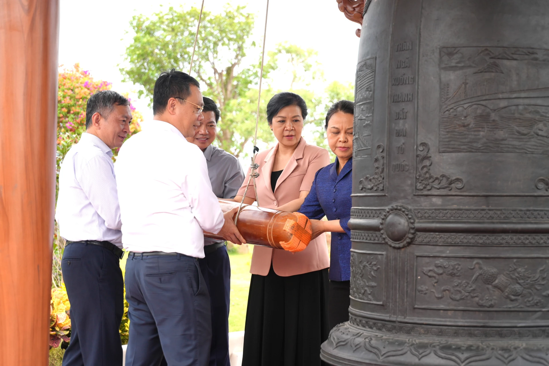 Các đại biểu thực hiện nghi thức thỉnh chuông - Ảnh: T.Đ