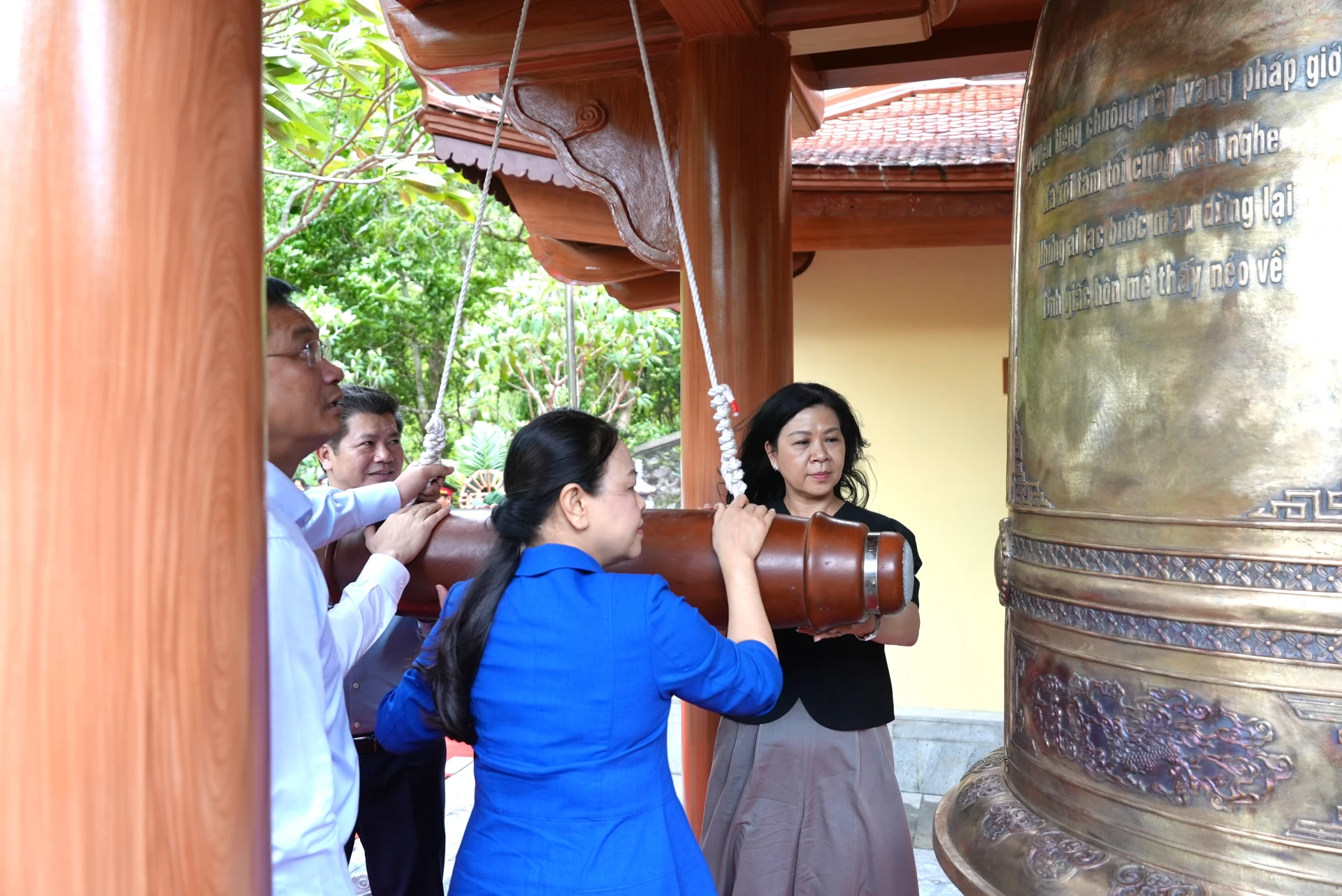 Các đại biểu thực hiện nghi thức thỉnh chuông - Ảnh: T.Đ