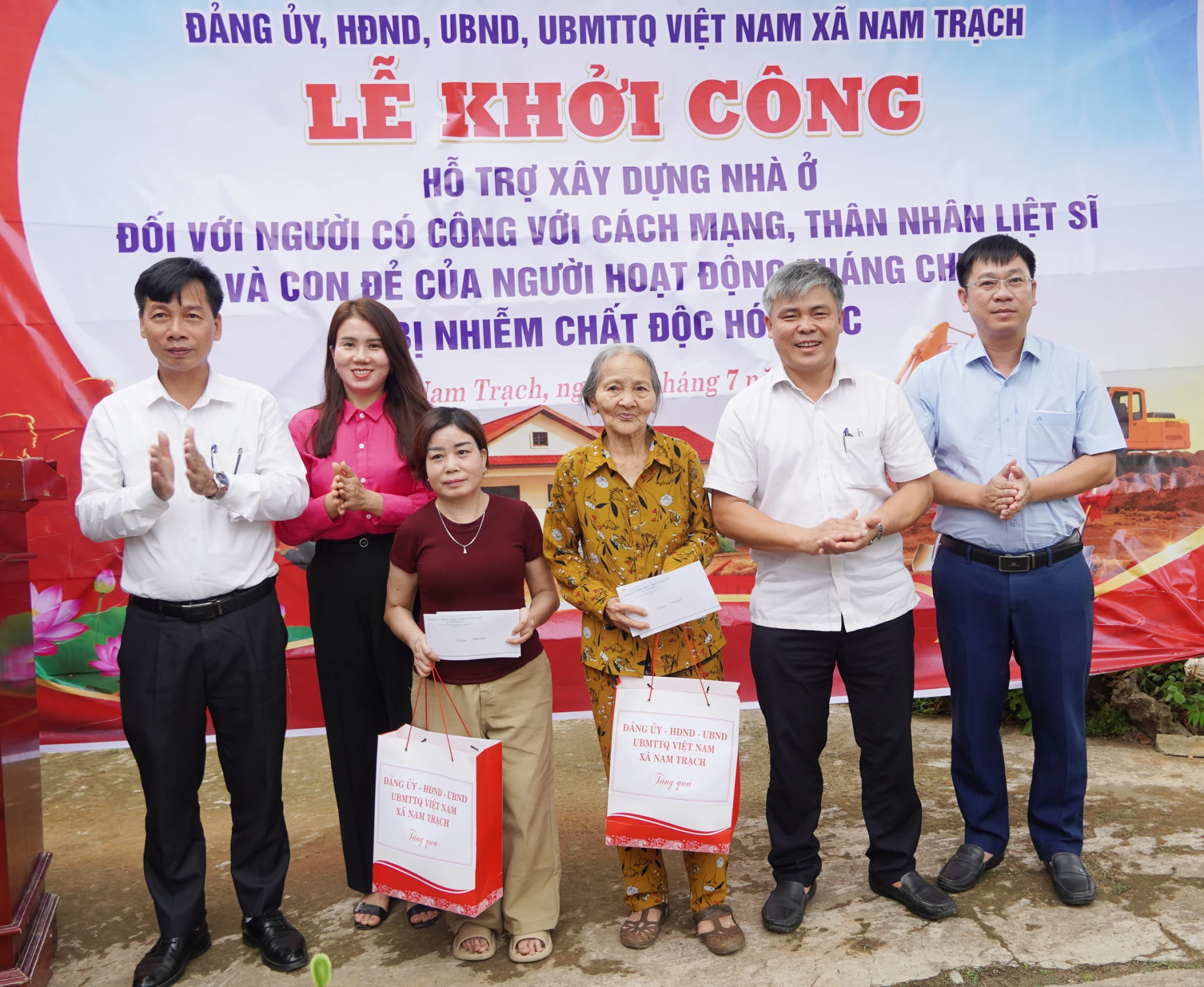 Đại diện lãnh đạo xã Nam Trạch tặng quà cho gia đình bà Nguyễn Thị Sửu và chị Đinh Thị Hiến - Ảnh: L.M

