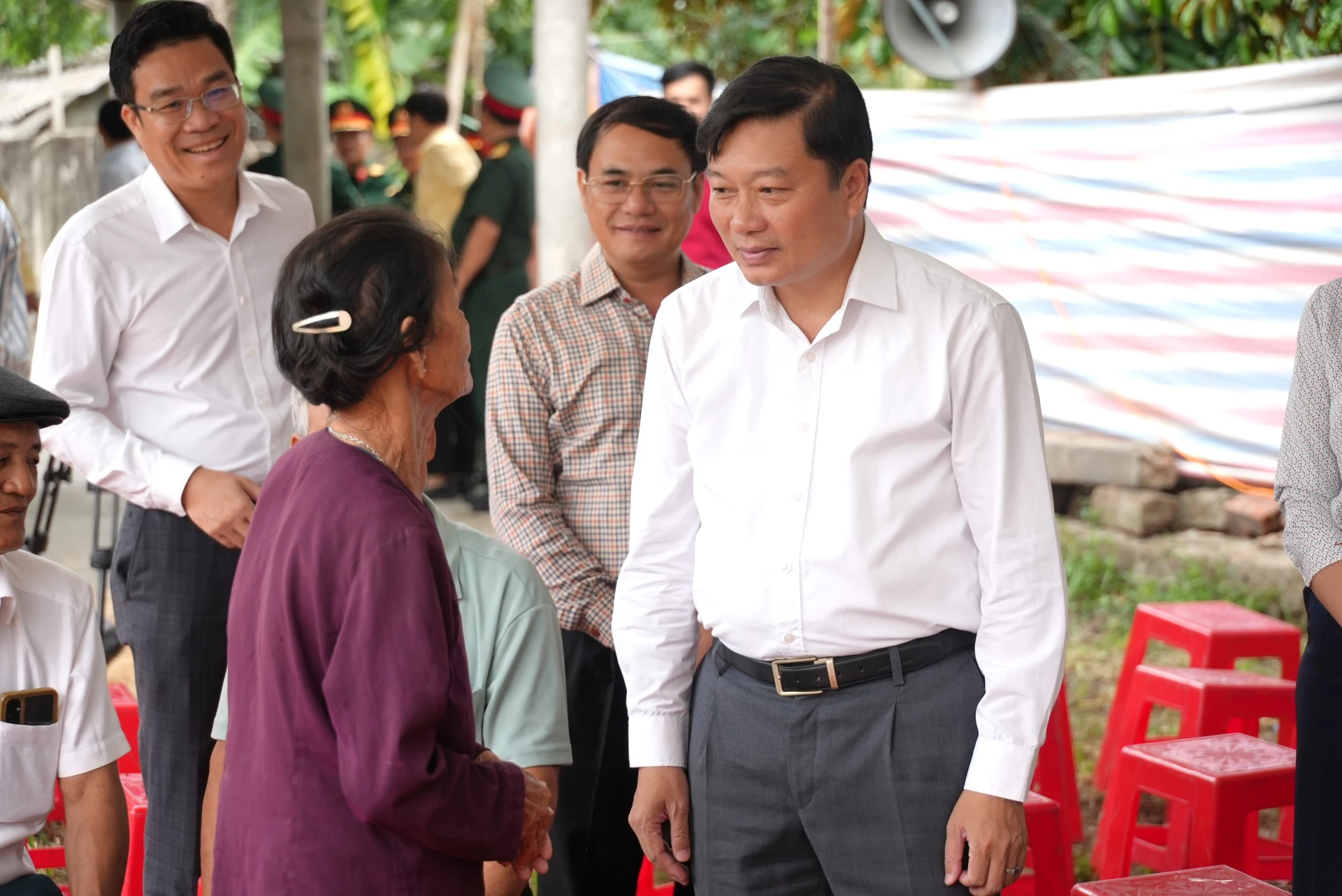 Đồng chí Lê Hồng Vinh, Chủ tịch UBND tỉnh chia sẻ với những khó khăn của gia đình bà Nguyễn Thị Quyên - Ảnh: T.Đ
