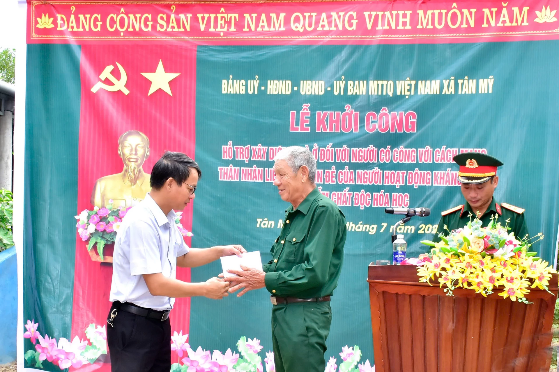 Lãnh đạo xã trao quà động viên gia đình nỗ lực vượt qua khó khăn - Ảnh: N.M.M