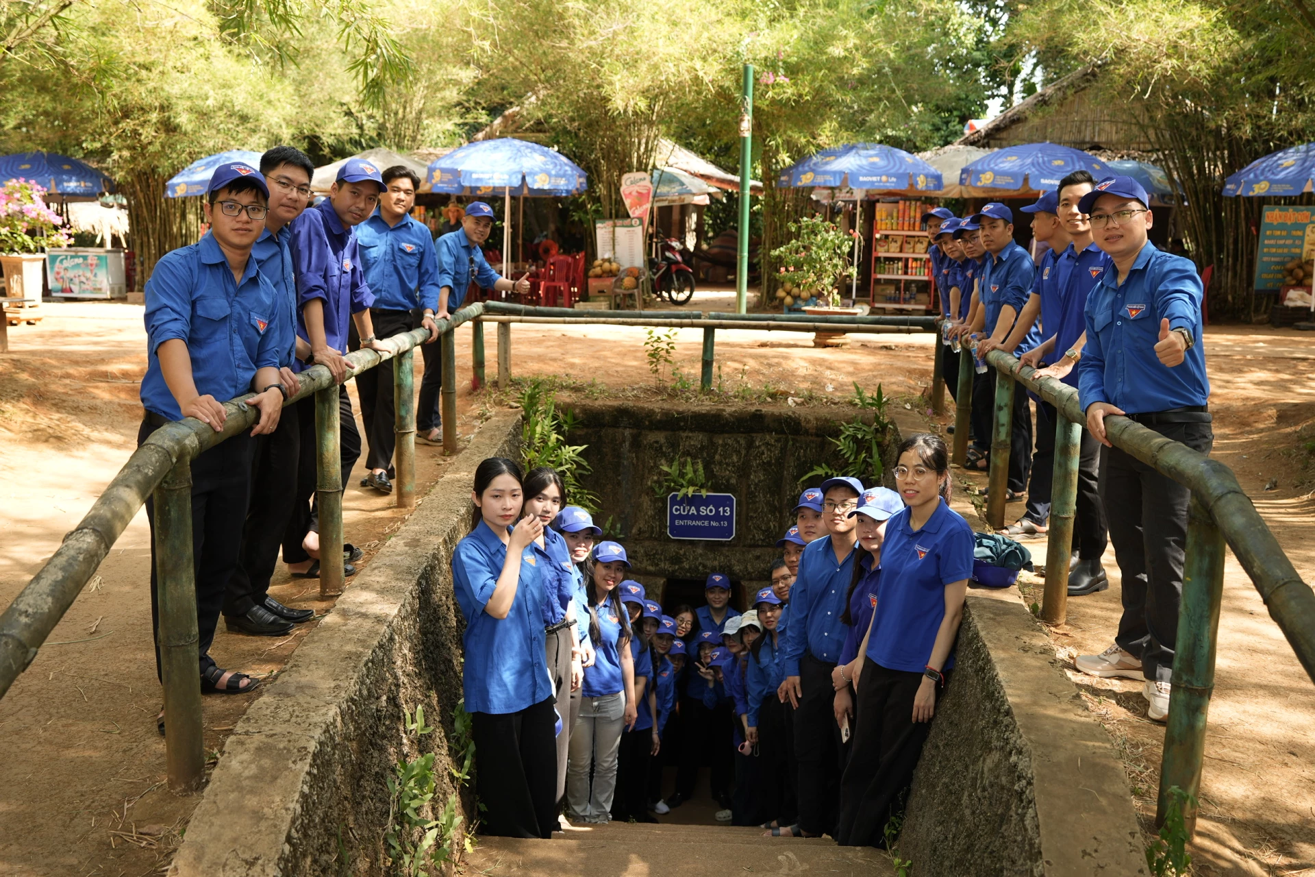 Đoàn các cơ quan Đảng tỉnh tìm hiểu giá trị lịch sử tại Di tích quốc gia Địa đạo Vĩnh Mốc - Ảnh: H.T