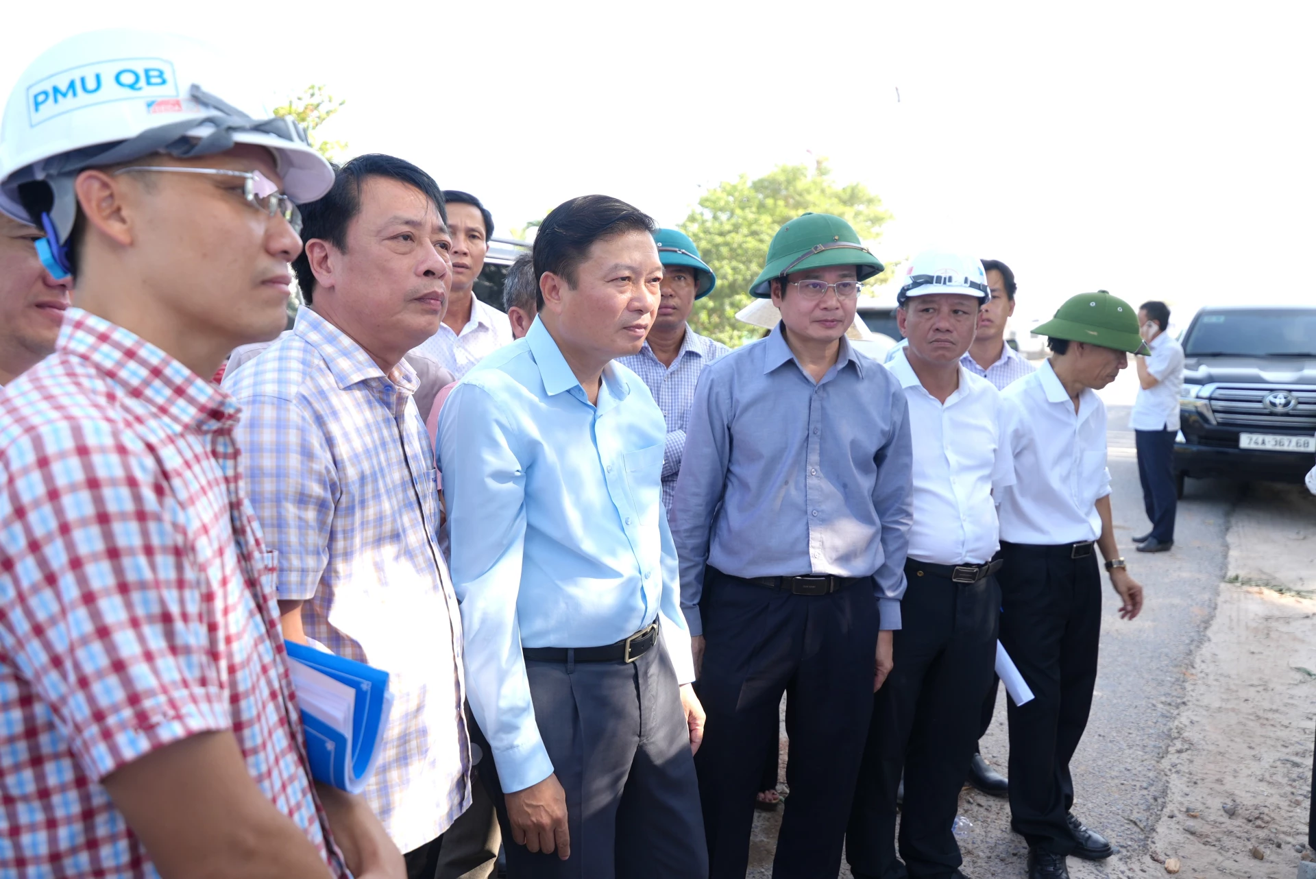 Đồng chí Lê Hồng Vinh, Chủ tịch UBND tỉnh nghe đại diện chủ đầu tư báo cáo về tình hình thực hiện Dự án Quốc lộ 15D đoạn từ cảng Mỹ Thủy đến cao tốc Cam Lộ - La Sơn - Ảnh: T.Đ