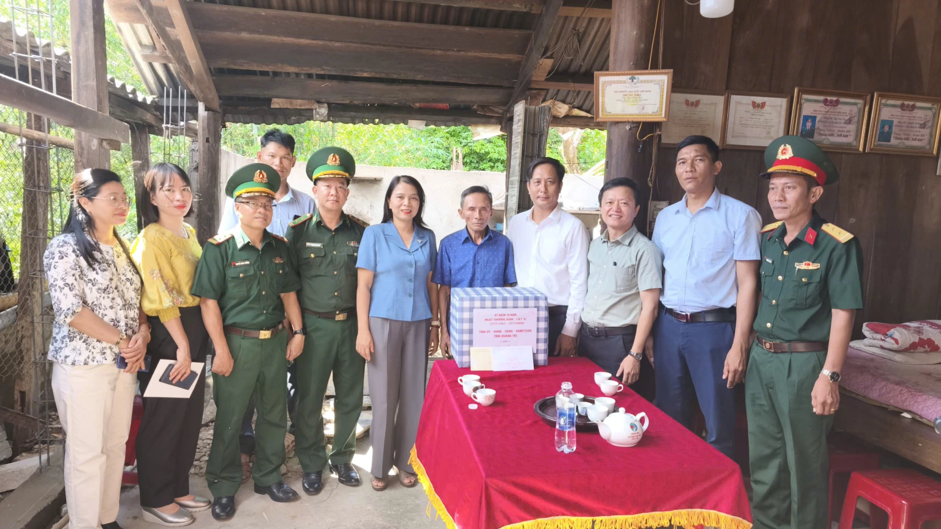 Đồng chí Lê Thị Thanh, Tỉnh ủy viên, Giám đốc Sở Nội vụ thăm hỏi, tặng quà gia đình thương binh ông Bùi Văn Trí thôn Lâm Thủy xã Kim Ngân