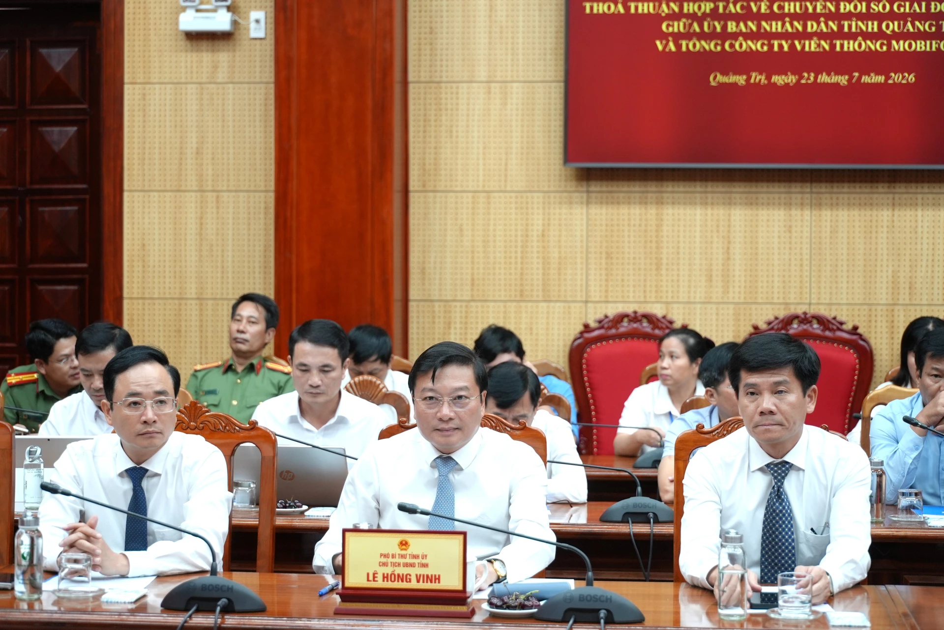 Đồng chí Lê Hồng Vinh, Chủ tịch UBND tỉnh và các đại biểu tham dự lễ ký kết - Ảnh: T.Đ