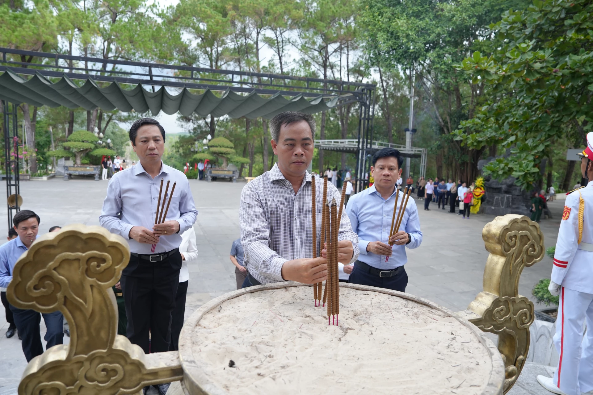 Đồng chí Nguyễn Đăng Quang, Phó Bí thư Tỉnh ủy, Chủ tịch HĐND tỉnh cùng đoàn đại biểu tỉnh Quảng Trị thành kính dâng hương tưởng nhớ các Anh hùng liệt sĩ - Ảnh: Mỹ Nhị 