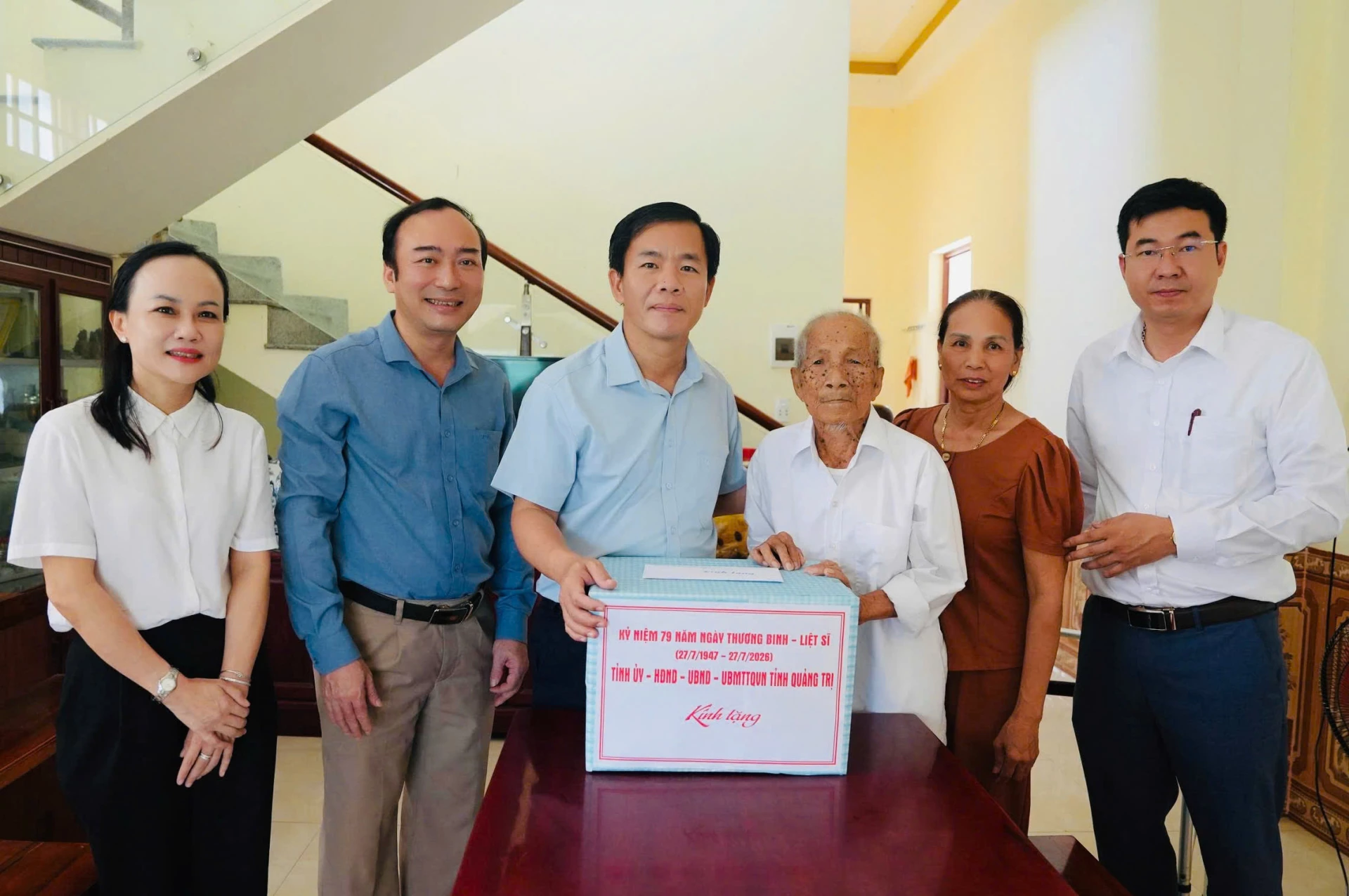 Đồng chí Bí thư Tỉnh ủy Nguyễn Văn Phương tặng quà cho gia đình ông Thái Hòa – thân nhân nữ du kích liệt sĩ Thái Thị Liên - Ảnh: Mỹ Nhị 