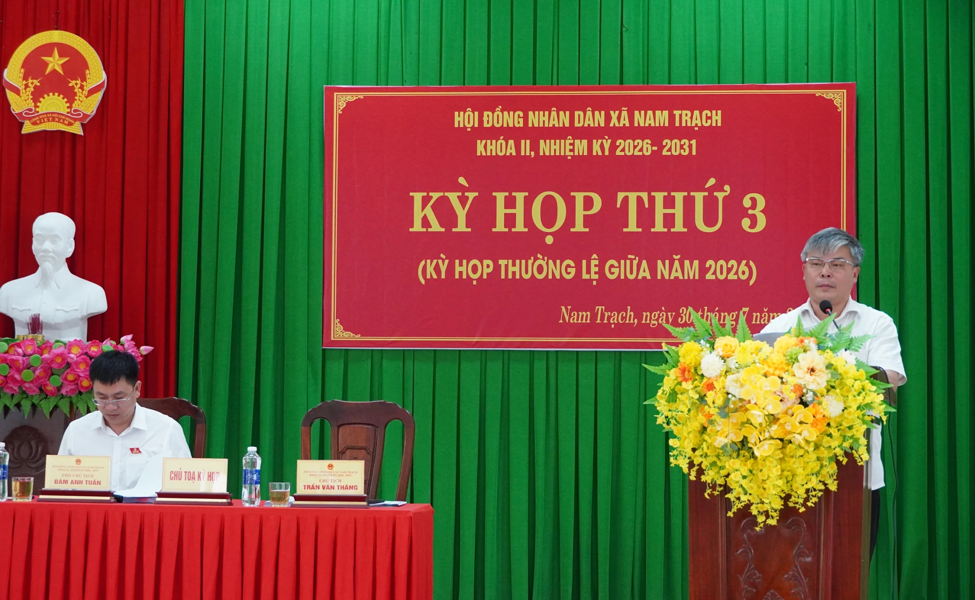 Đồng chí Bí thư Đảng ủy, Chủ tịch HĐND xã Nam Trạch Trần Văn Thăng phát biểu khai mạc kỳ họp - Ảnh: L.M