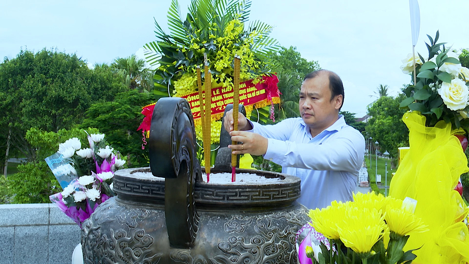 Đồng chí Lê Hải Bình cùng Đoàn công tác Ban Chỉ đạo 35 Học viện Chính trị Quốc gia Hồ Chí Minh dâng hoa, dâng hương tại Di tích quốc gia đặc biệt Thành cổ Quảng Trị - Ảnh: Quang Ngọc.