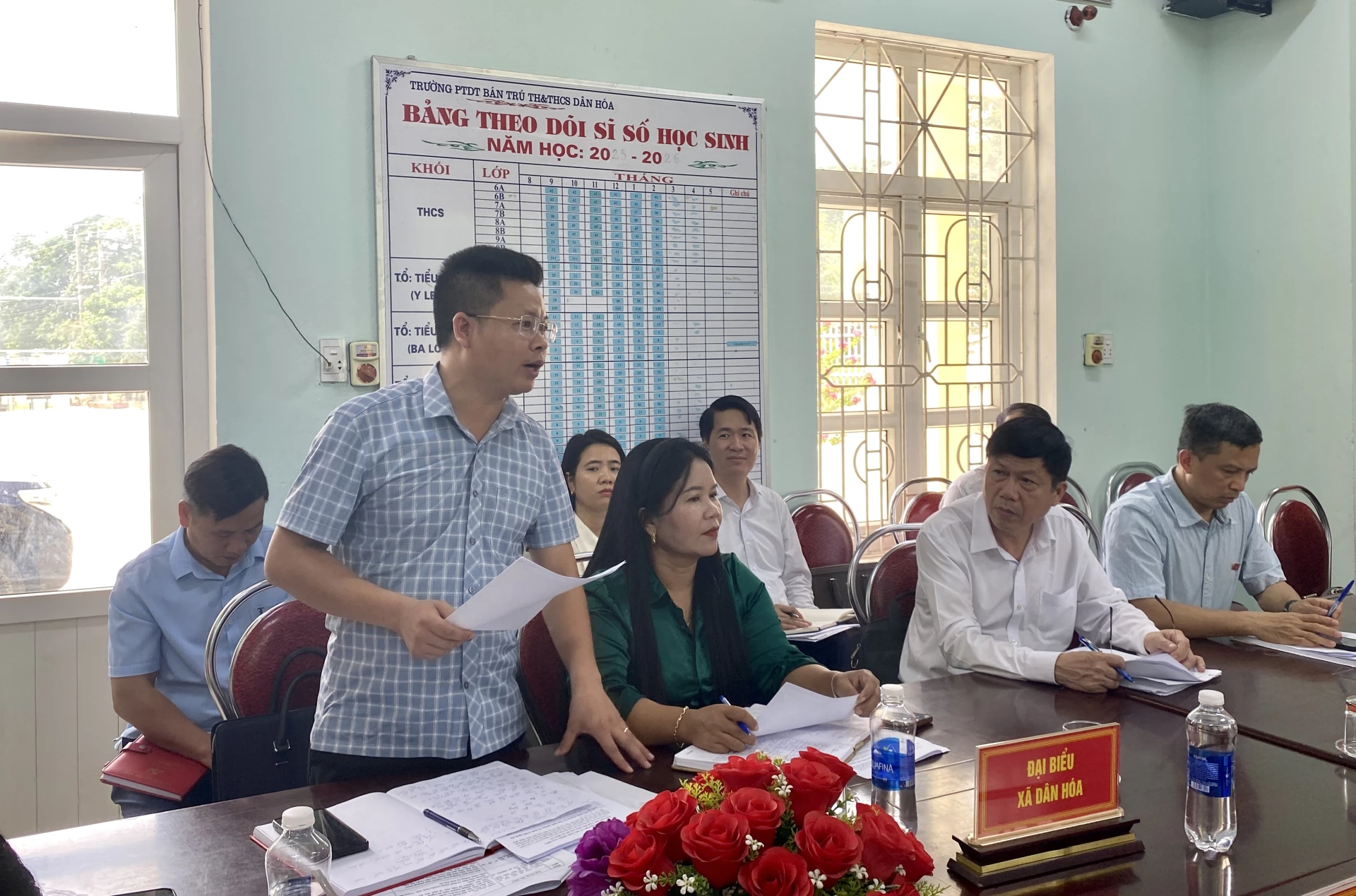 Lãnh đạo xã Dân Hóa báo cáo công tác triển khai thực hiện Luật Thỏa thuận quốc tế với đoàn công tác - Ảnh H.N