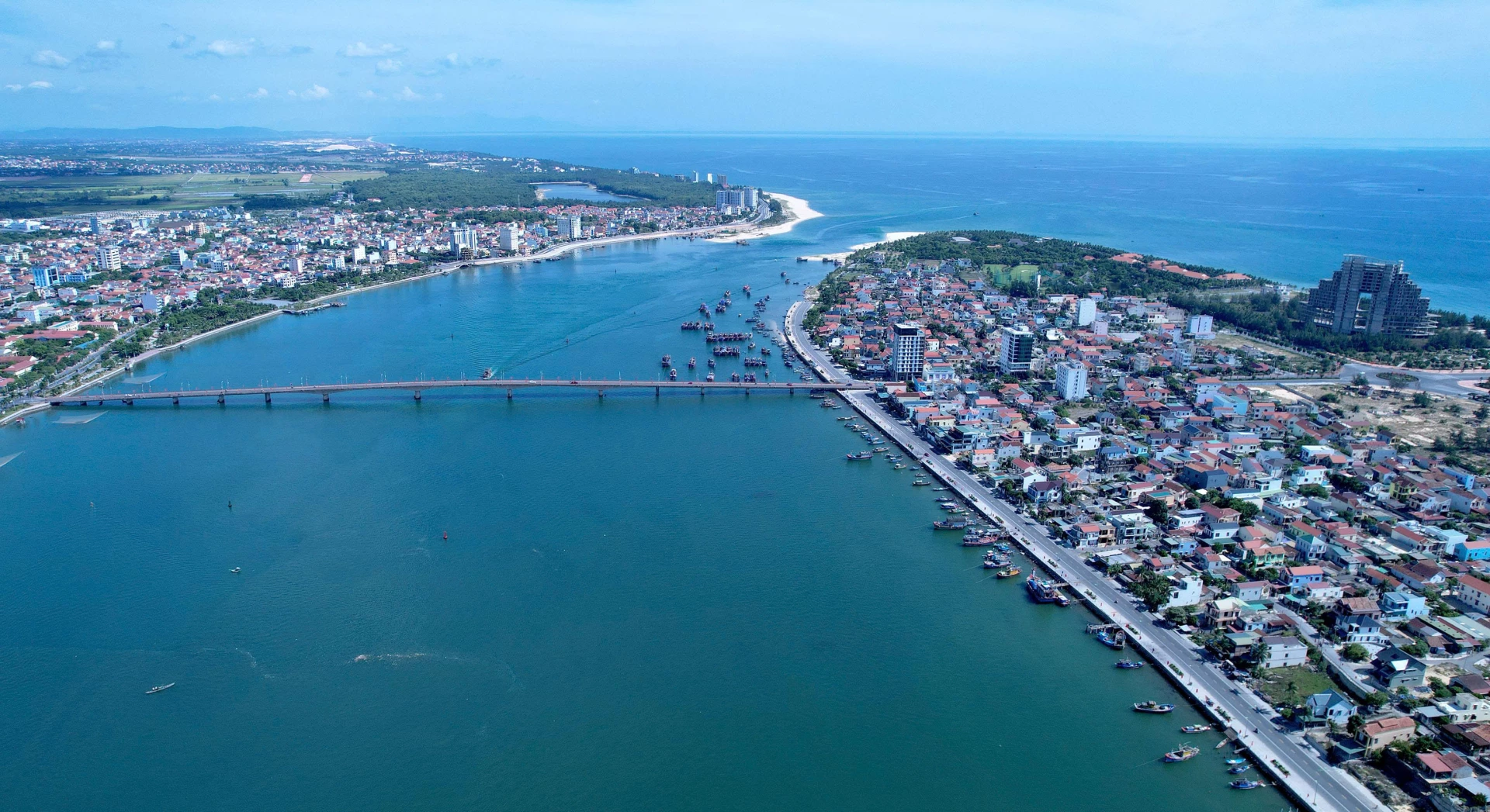 án đảo Bảo Ninh giữa ba bề sông nước - Ảnh: H.Tr