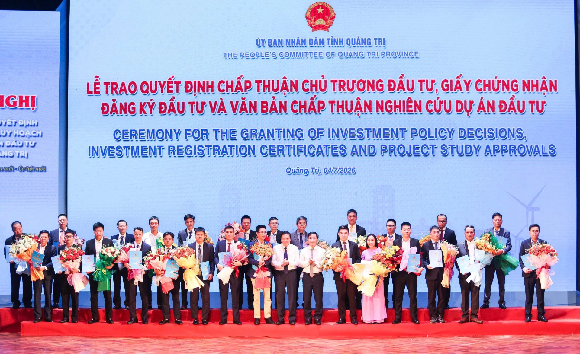Đồng chí Nguyễn Văn Phương, Bí thư Tỉnh ủy và đồng chí Lê Hồng Vinh, Chủ tịch UBND tỉnh chụp ảnh lưu niệm với các nhà đầu tư - Ảnh: Đ.V