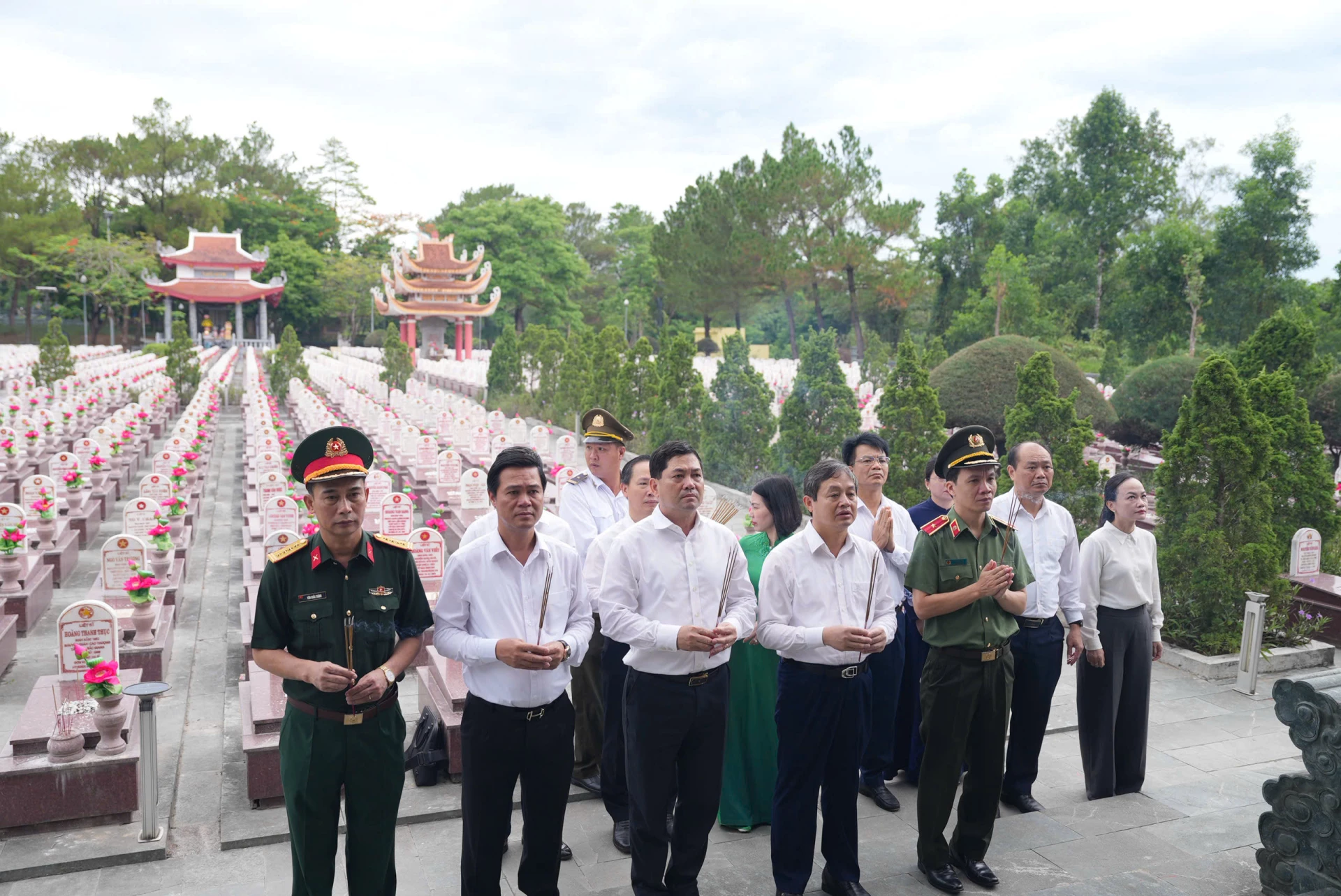 Các đại biểu dâng hương tại khu mộ liệt sĩ Hà Bắc tại Nghĩa trang liệt sĩ Quốc gia Trường Sơn. Ảnh: LO 
