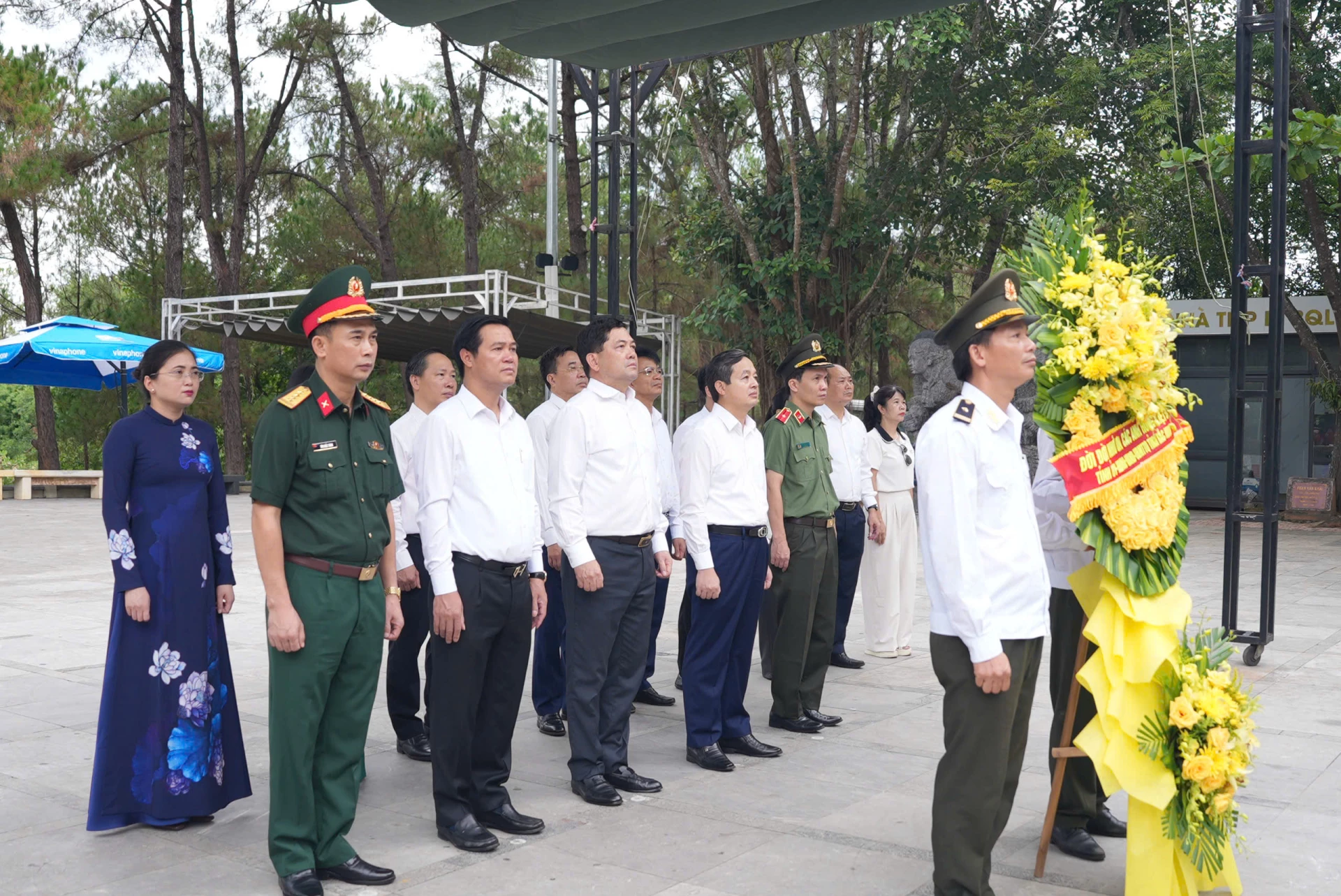 Đoàn đại biểu trang trọng tổ chức lễ dâng hoa, dâng hương tri ân các anh hùng liệt sĩ tại Nghĩa trang liệt sĩ Quốc gia Trường Sơn. Ảnh: LO 