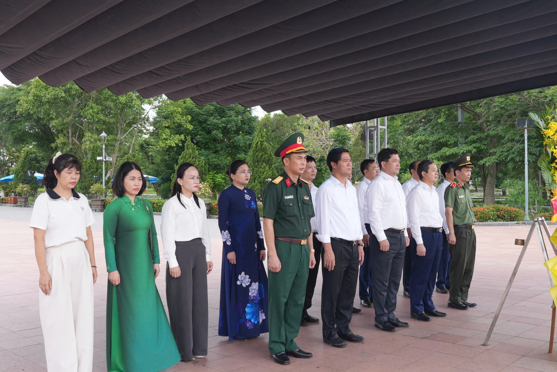 Đoàn công tác tỉnh Bắc Ninh cùng lãnh đạo các sở, ngành tỉnh Quảng Trị kính cẩn nghiêng mình trước anh linh các anh hùng liệt sĩ tại Di tích Quốc gia đặc biệt Thành cổ Quảng Trị. Ảnh: LO