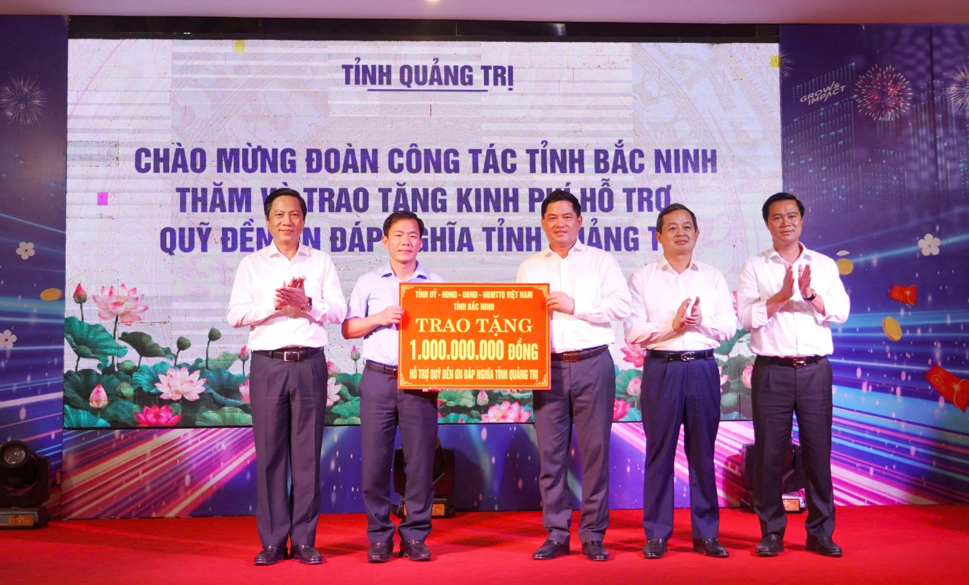 Lãnh đạo tỉnh Bắc Ninh trao kinh phí hỗ trợ công tác an sinh xã hội và chăm lo người có công tại Quảng Trị. Ảnh: LO