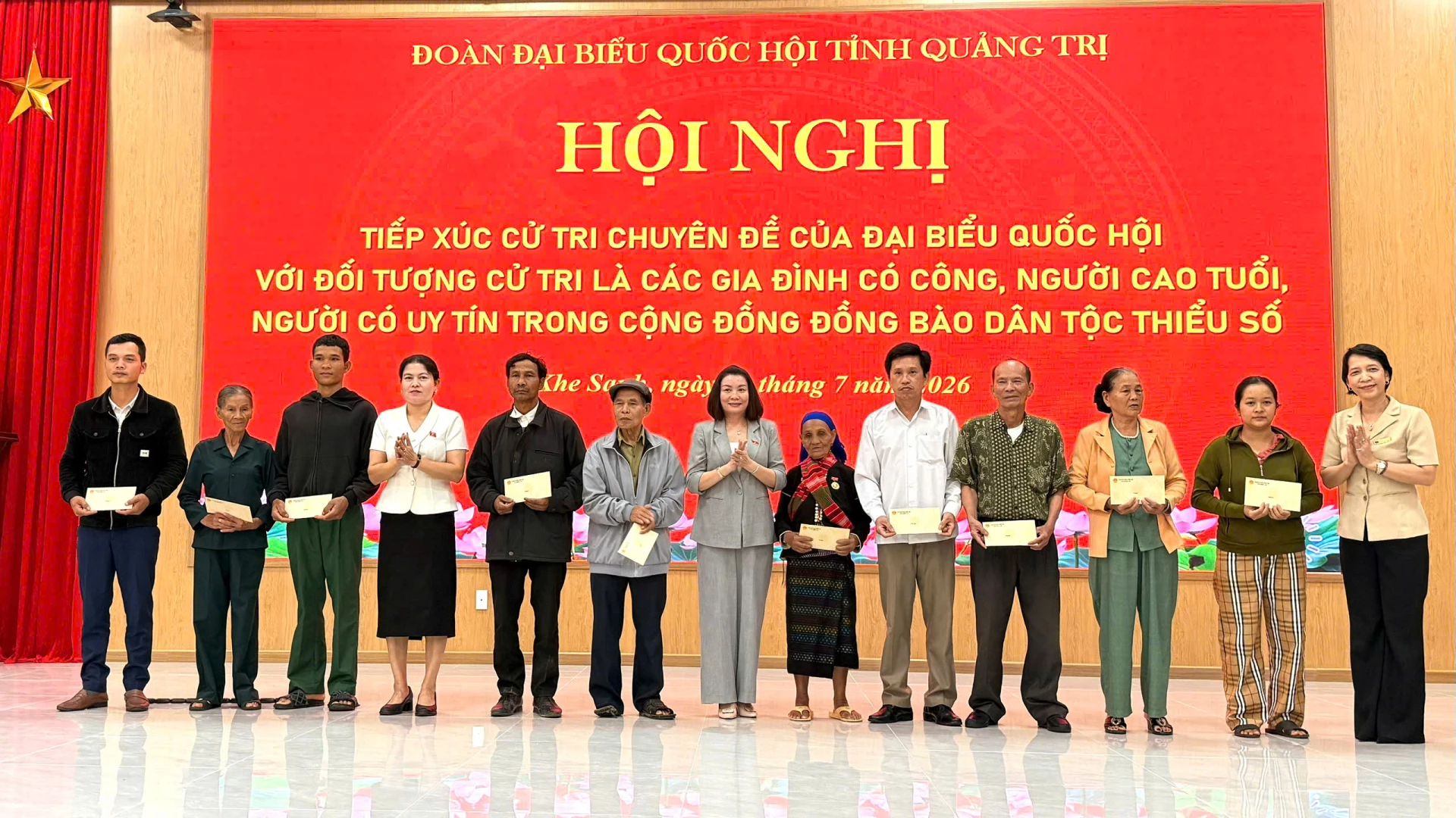 Đoàn đại biểu Quốc hội tỉnh tặng quà cho các gia đình có công, người cao tuổi, người có uy tín trong cộng đồng đồng bào dân tộc thiểu số - Ảnh: Hoàng Hùng