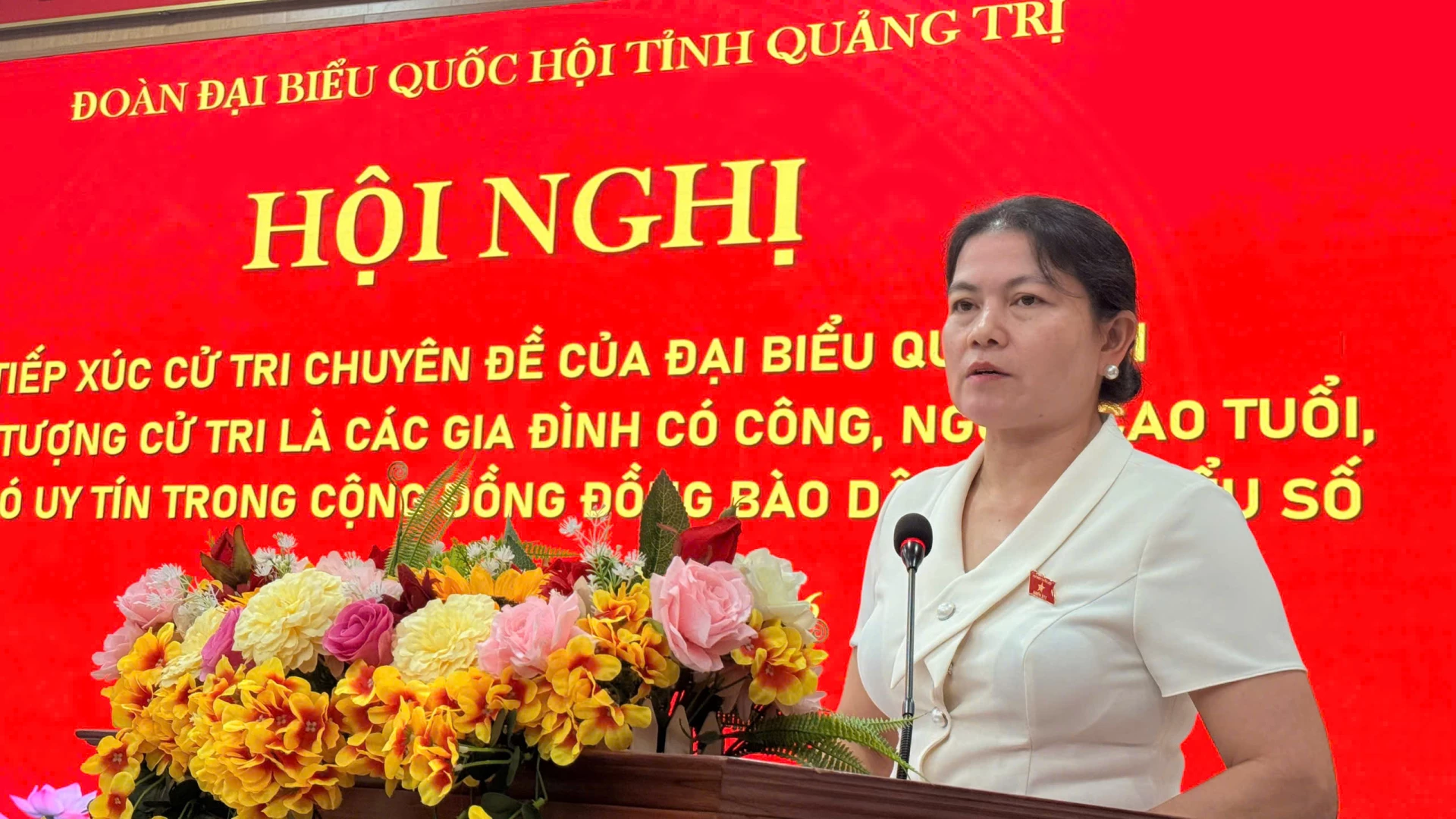 Đồng chí Ly Kiều Vân, UVBTV, trưởng ban Nội chính tỉnh uỷ phát triểu trước cử tri xã Khe Sanh - Ảnh: Hoàng Hùng