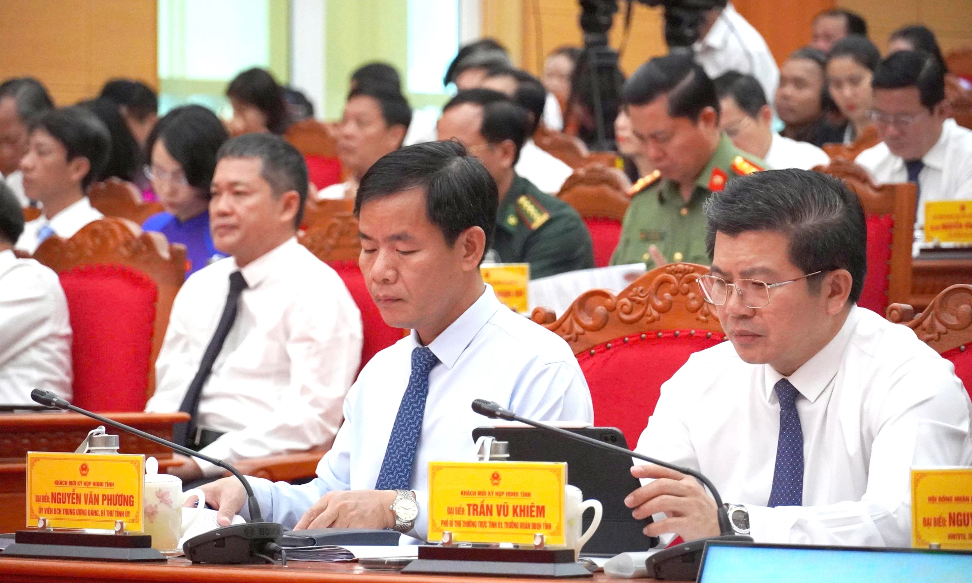 Đồng chí Nguyễn Văn Phương,  Ủy viên Trung ương Đảng, Bí thư Tỉnh ủy; Trần Vũ Khiêm, Phó Bí thư Thường trực Tỉnh ủy, Trưởng đoàn đại biểu Quốc hội tỉnh và các đại biểu tham dự kỳ họp - Ảnh: Xuân Phú