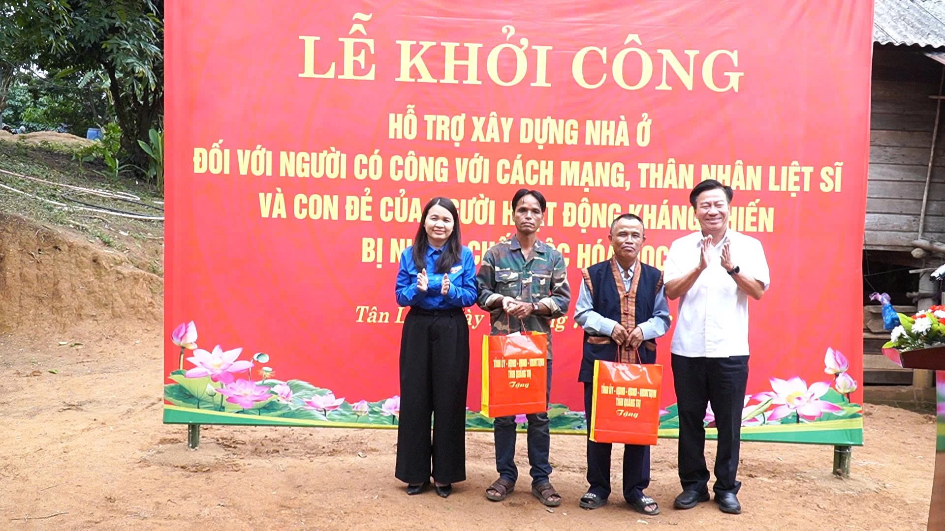 Các đại biểu trao quà cho các gia đình chính sách - Ảnh: NM