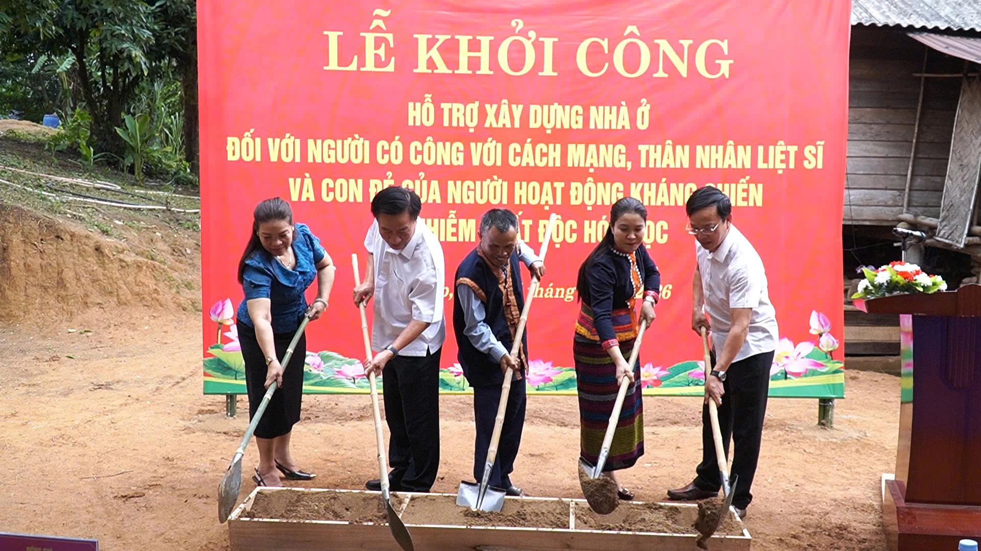 Các đại biểu thực hiện nghi thức khởi công - Ảnh: NM