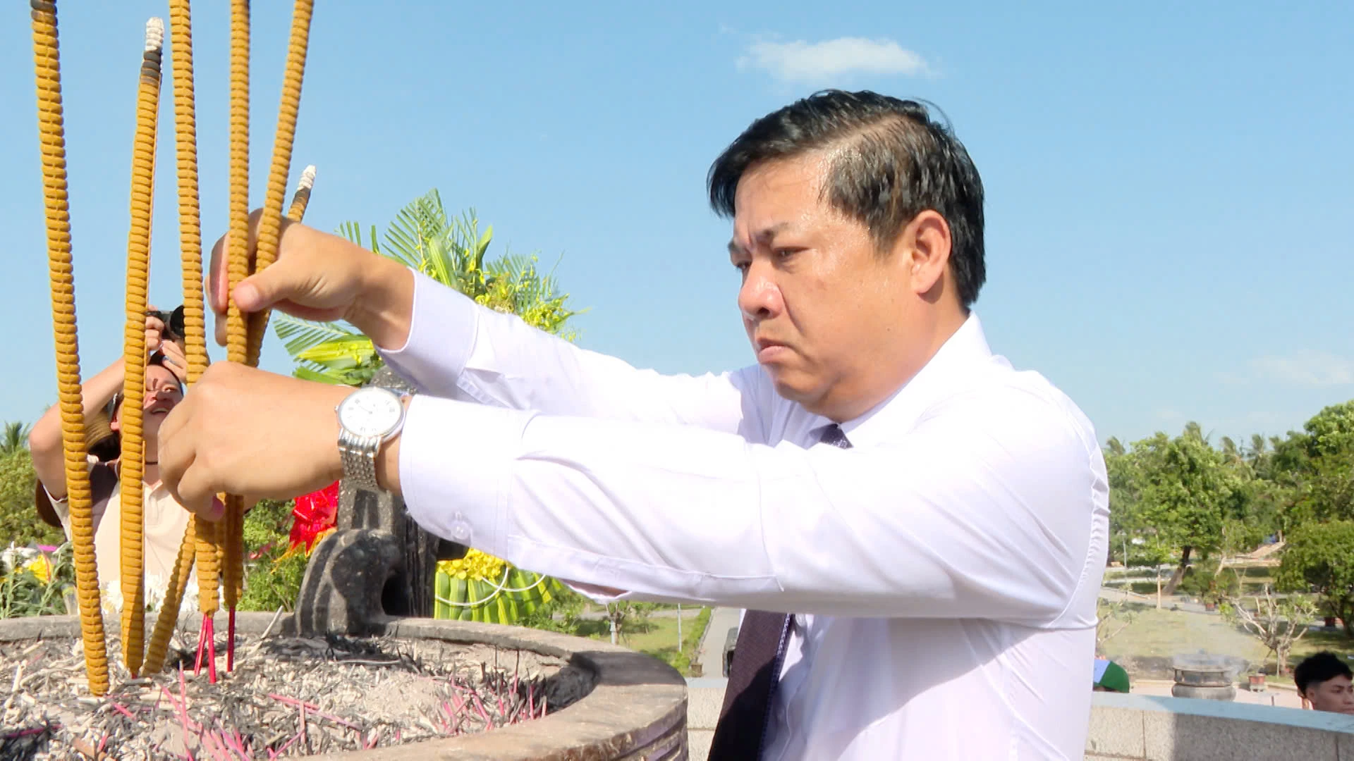 Đồng chí Lương Nguyễn Minh Triết - Uỷ viên Ban Chấp hành Trung ương Đảng, Bí thư Tỉnh uỷ, Trưởng Đoàn Đại biểu Quốc hội tỉnh Đắk Lắk dâng hương tại Khu Di tích Quốc gia Đặc biệt Thành cổ Quảng Trị - Ảnh: HQ