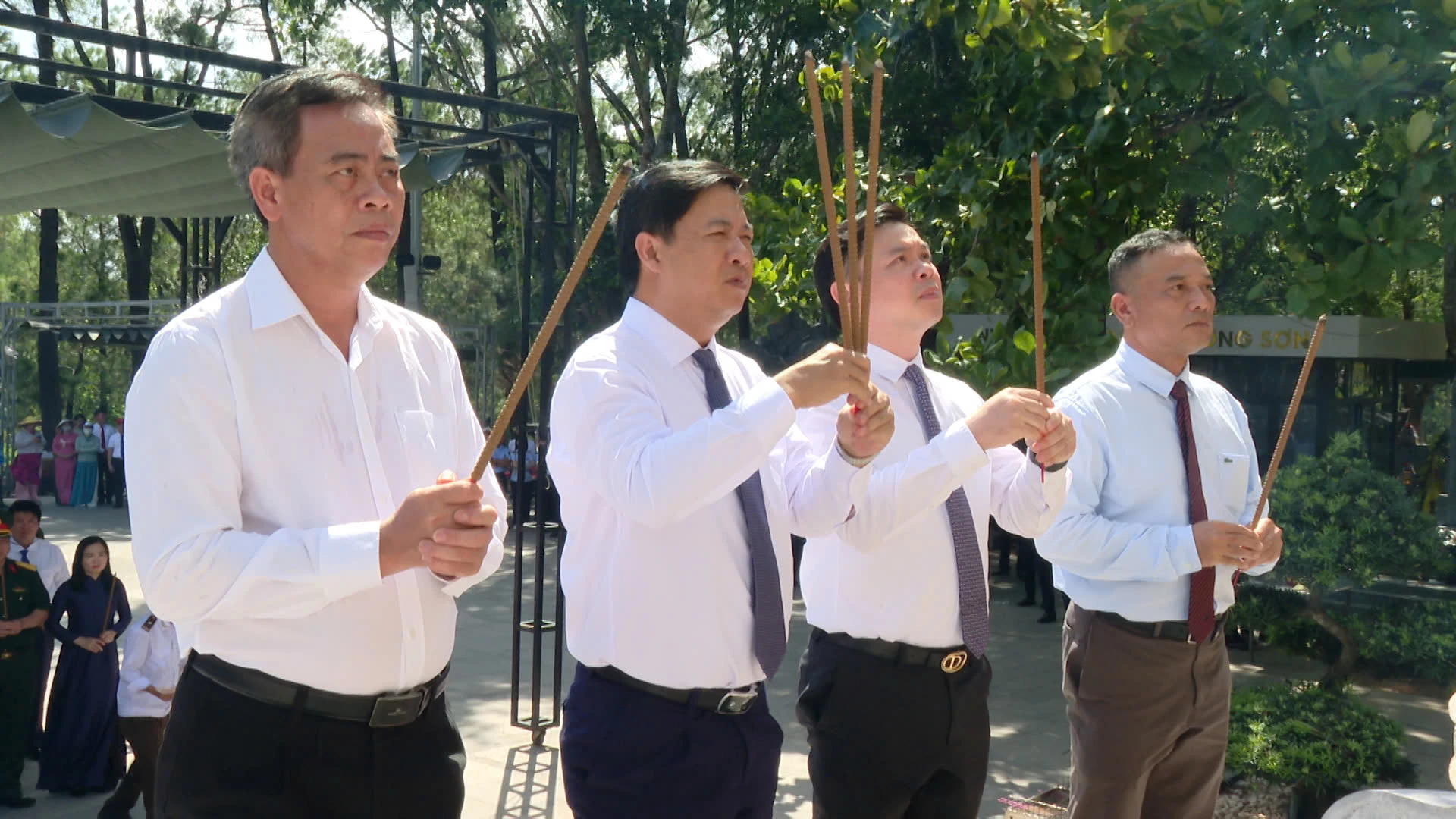 Đoàn công tác dâng hương tại Nghĩa trang liệt sĩ quốc gia Trường Sơn - Ảnh: H.Q