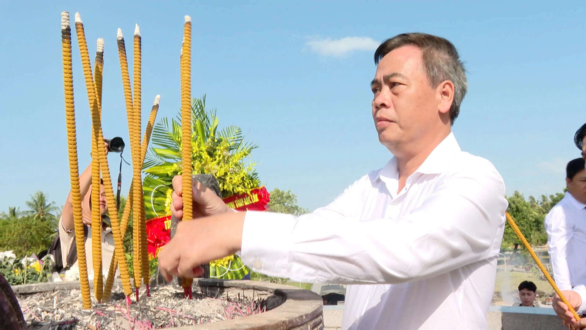 Đồng chí Nguyễn Đăng Quang - Phó Bí thư Tỉnh uỷ, Chủ tịch HĐND tỉnh dâng hương tại Khu Di tích Quốc gia Đặc biệt Thành cổ Quảng Trị - Ảnh: HQ