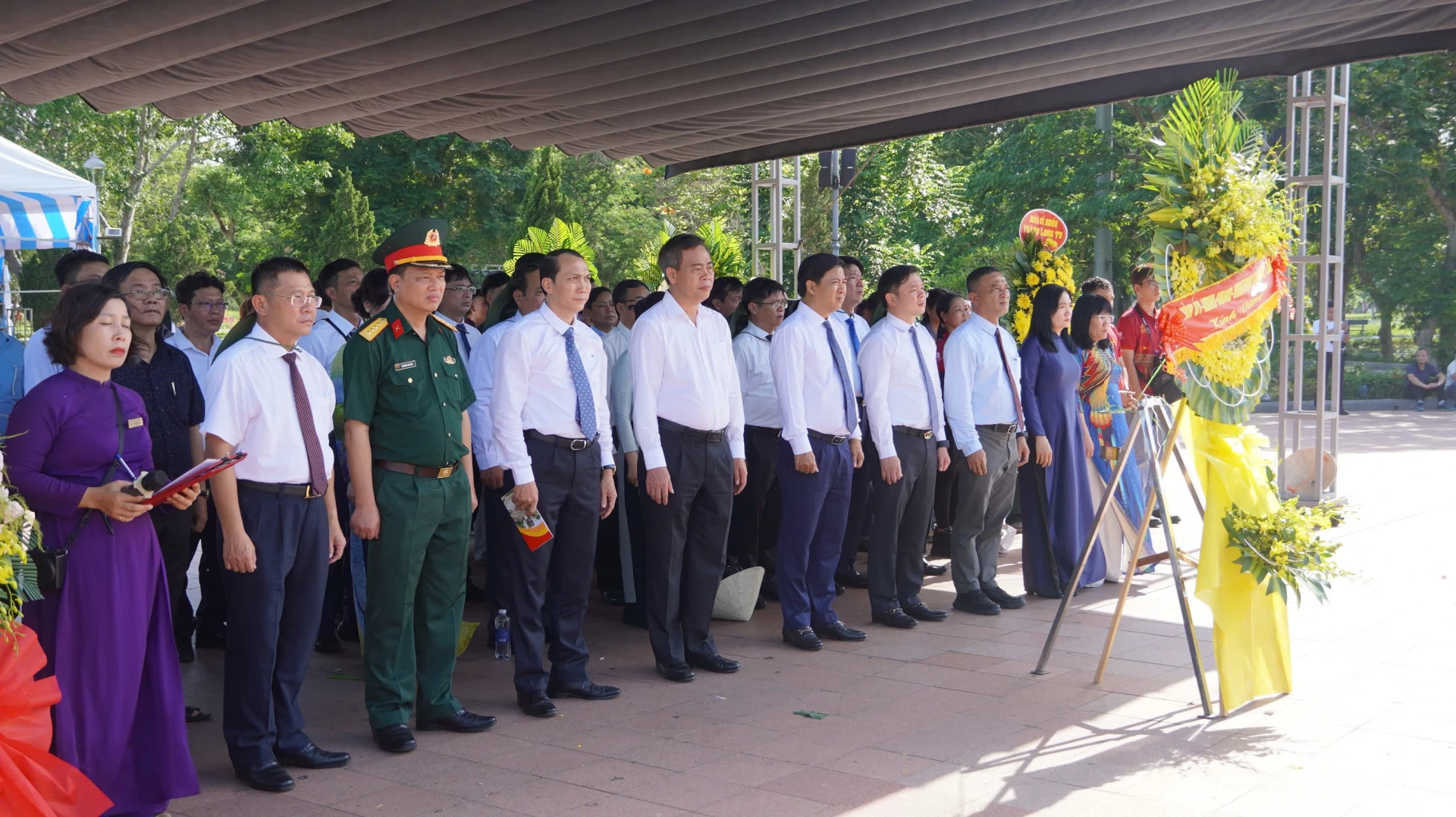 Đoàn công tác tưởng niệm các anh hùng liệt sĩ tại Khu Di tích Quốc gia Đặc biệt Thành cổ Quảng Trị - Ảnh: HQ