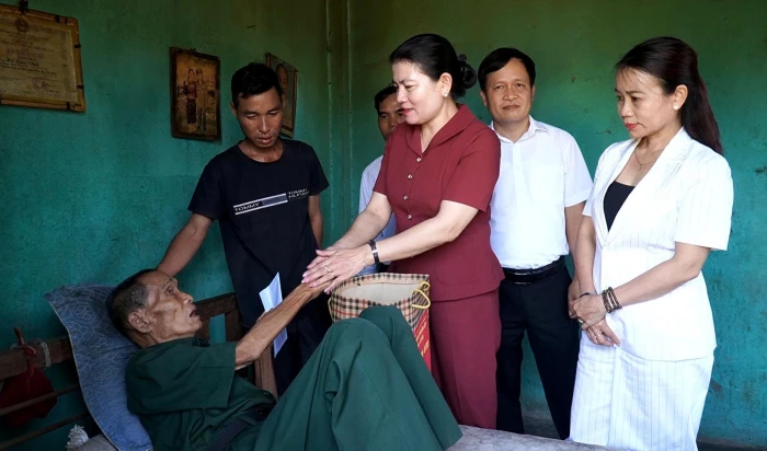 Đồng chí Trưởng ban Nội chính Tỉnh ủy tỉnh thăm, tặng quà thương binh, bệnh binh