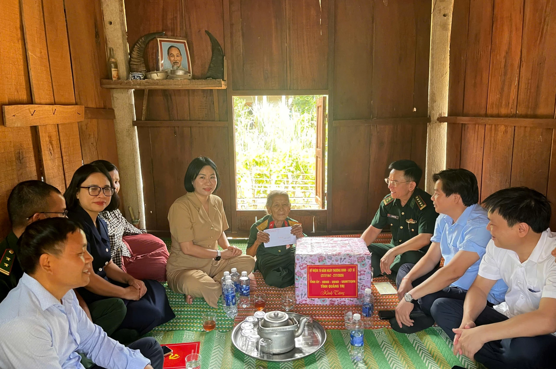 Đoàn đến thăm bệnh binh Hồ Thị Hương, ở thôn Tà Rụt 1, xã Tà Rụt - Ảnh: Hoàng Hùng