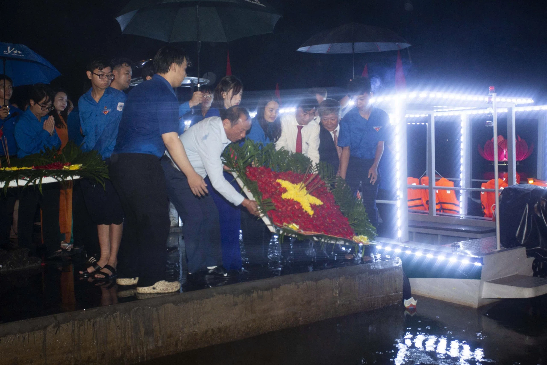 Đại biểu thả hoa tại Bến thả hoa bờ Nam sông Thạch Hãn - Ảnh: LO