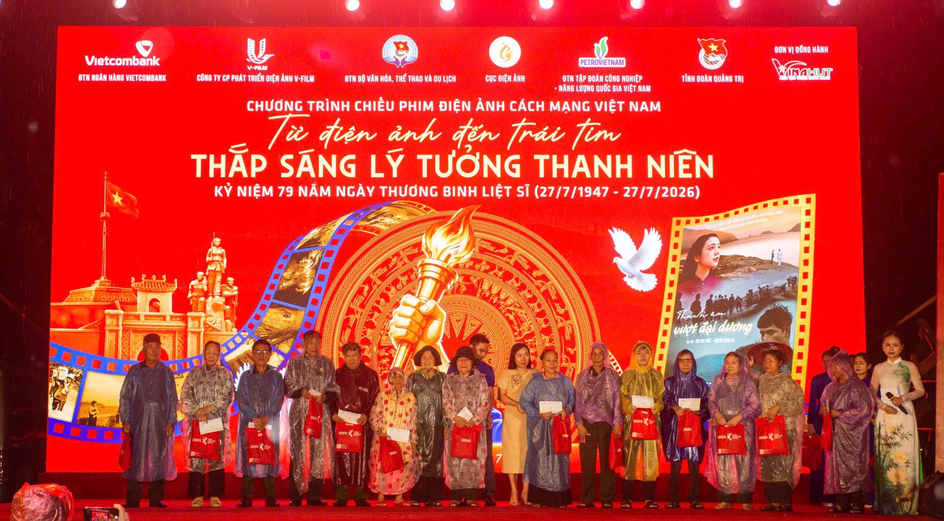 Ban Tổ chức trao quà cho các gia đình chính sách trên địa bàn tỉnh - Ảnh: L.O