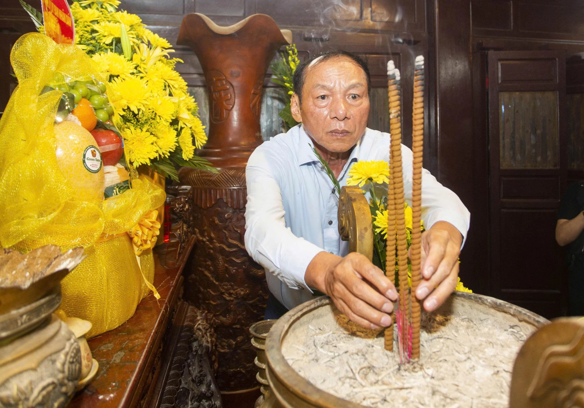 Đồng chí Nguyễn Văn Hùng, nguyên Ủy viên Trung ương Đảng, Bộ trưởng Bộ Văn hoá,Thể thao và Du lịch dâng hương tri ân Chủ tịch Hồ Chí Minh và các anh hùng liệt sĩ - Ảnh: LO
