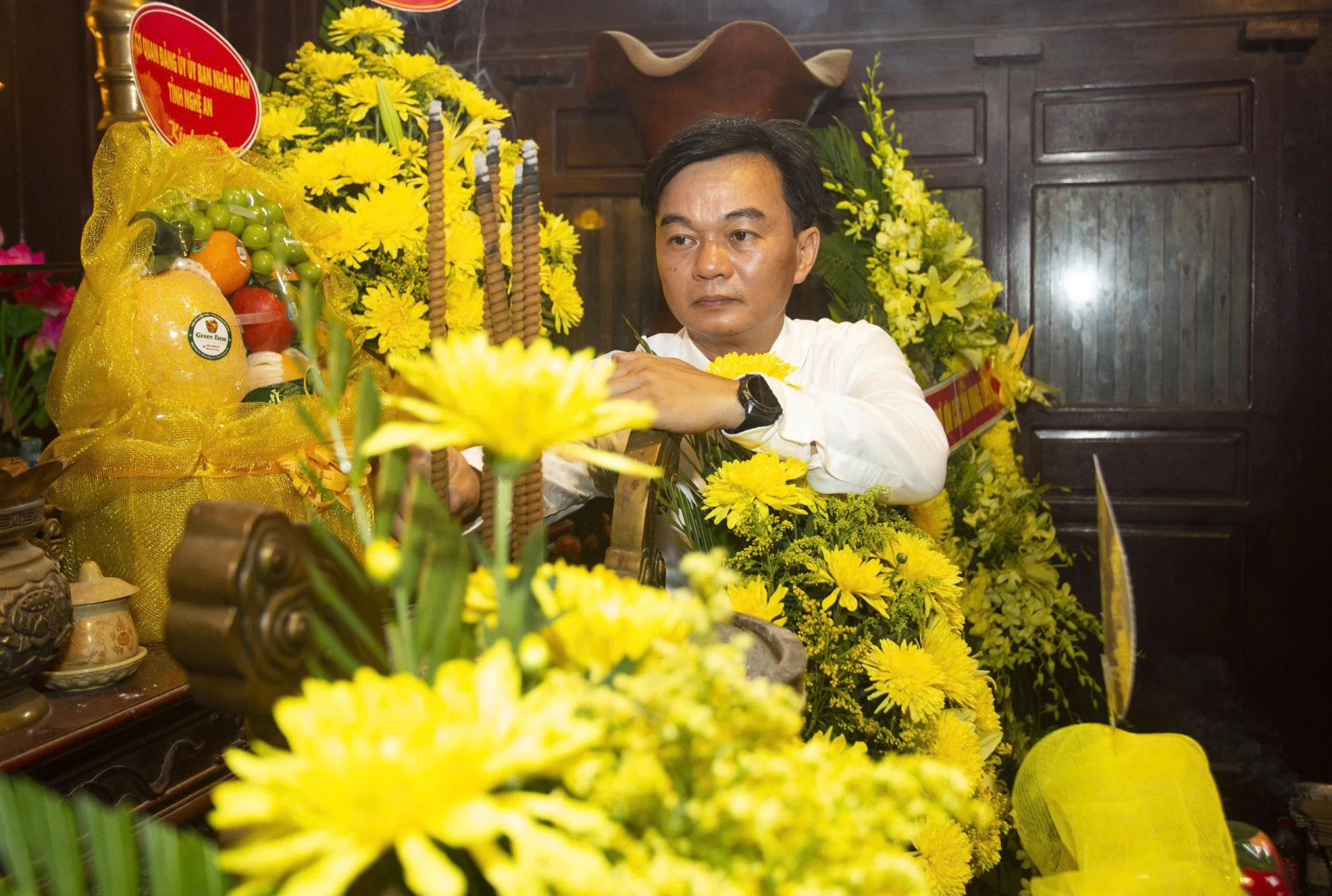Đồng chí Nguyễn Chiến Thắng, Phó Bí thư Tỉnh uỷ, Chủ tịch Uỷ ban MTTQ Việt Nam tỉnh dâng hương tri ân Chủ tịch Hồ Chí Minh và các anh hùng liệt sĩ - Ảnh: LO
