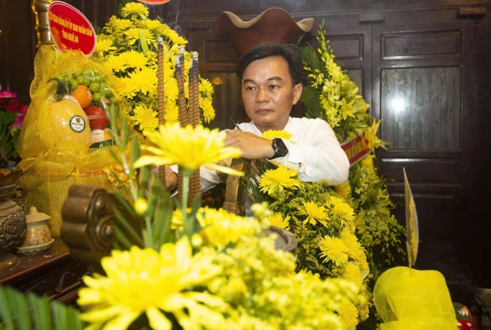Dâng hương, thả hoa đăng tri ân anh hùng liệt sĩ và chiếu phim điện ảnh cách mạng