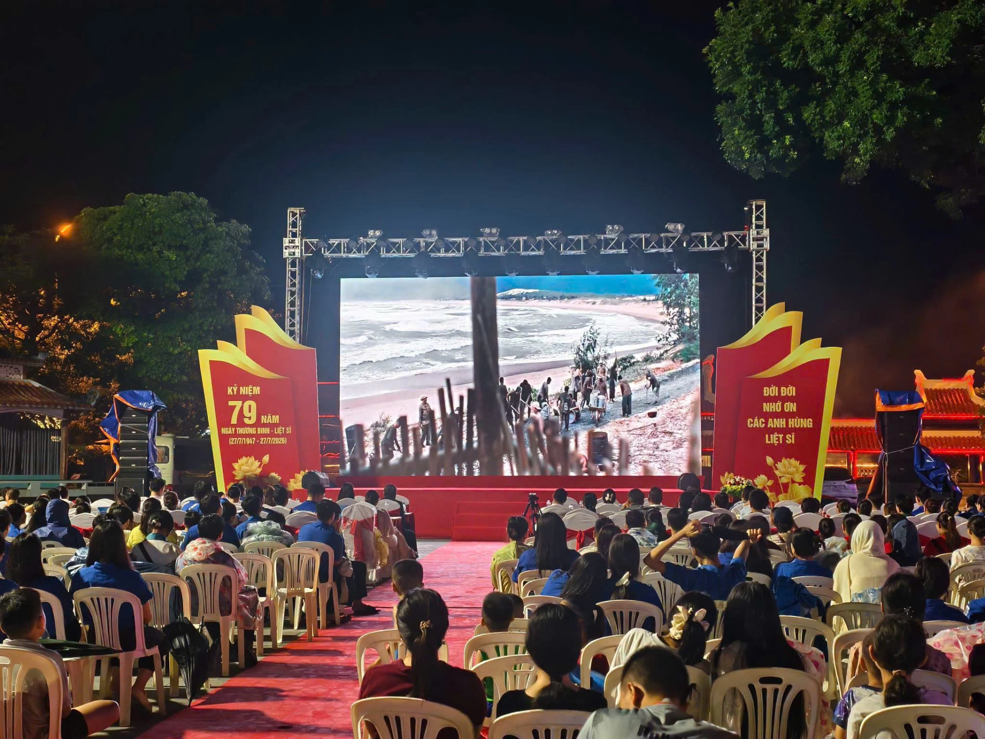 Đông đảo người dân xem phim Thanh âm vượt đại dương được chiếu tại tại Quảng trường Giải phóng, phường Quảng Trị - Ảnh: NH