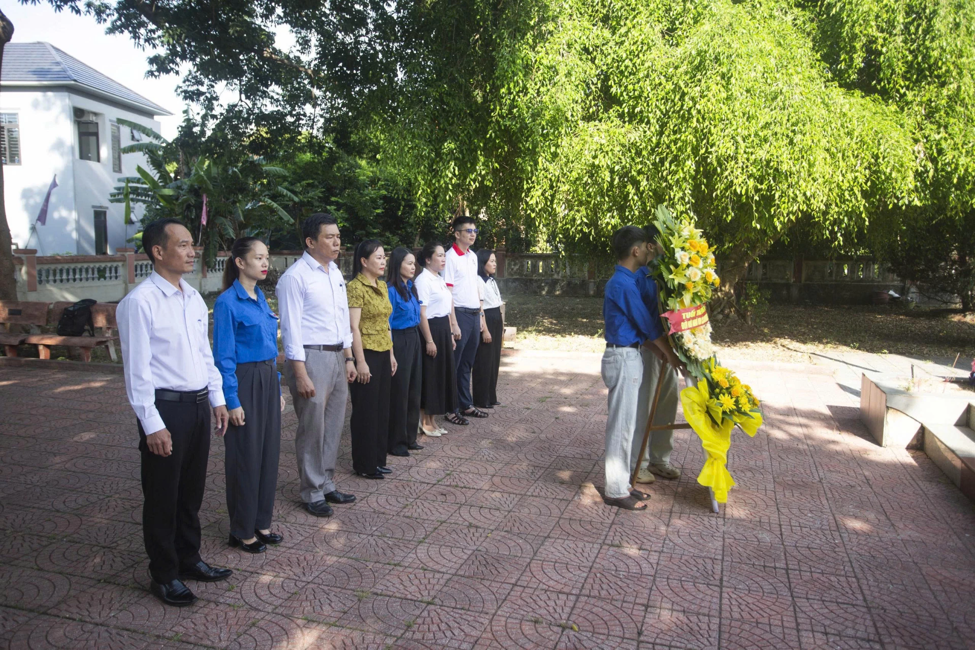 Ban Thường vụ Tỉnh đoàn Quảng Trị cùng các đơn vị đồng hành dâng hương, dâng hoa tri ân các anh hùng liệt sĩ tại Nghĩa trang Liệt sĩ Vĩnh Quang. Ảnh: LO 