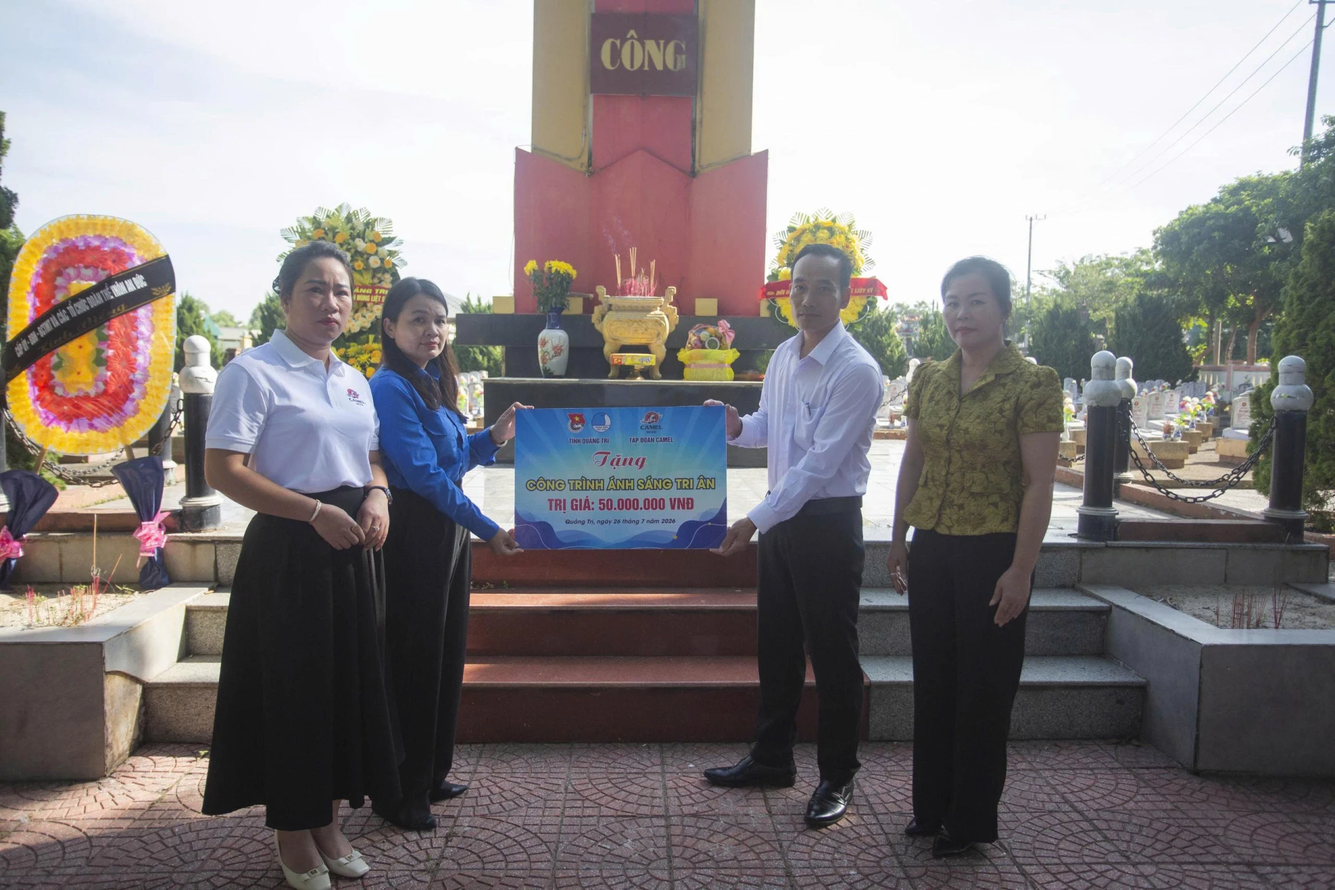 Trao tặng công trình thanh niên Ánh sáng tri ân trị giá 50 triệu đồng tại Nghĩa trang Liệt sĩ Vĩnh Quang. Ảnh: LO 