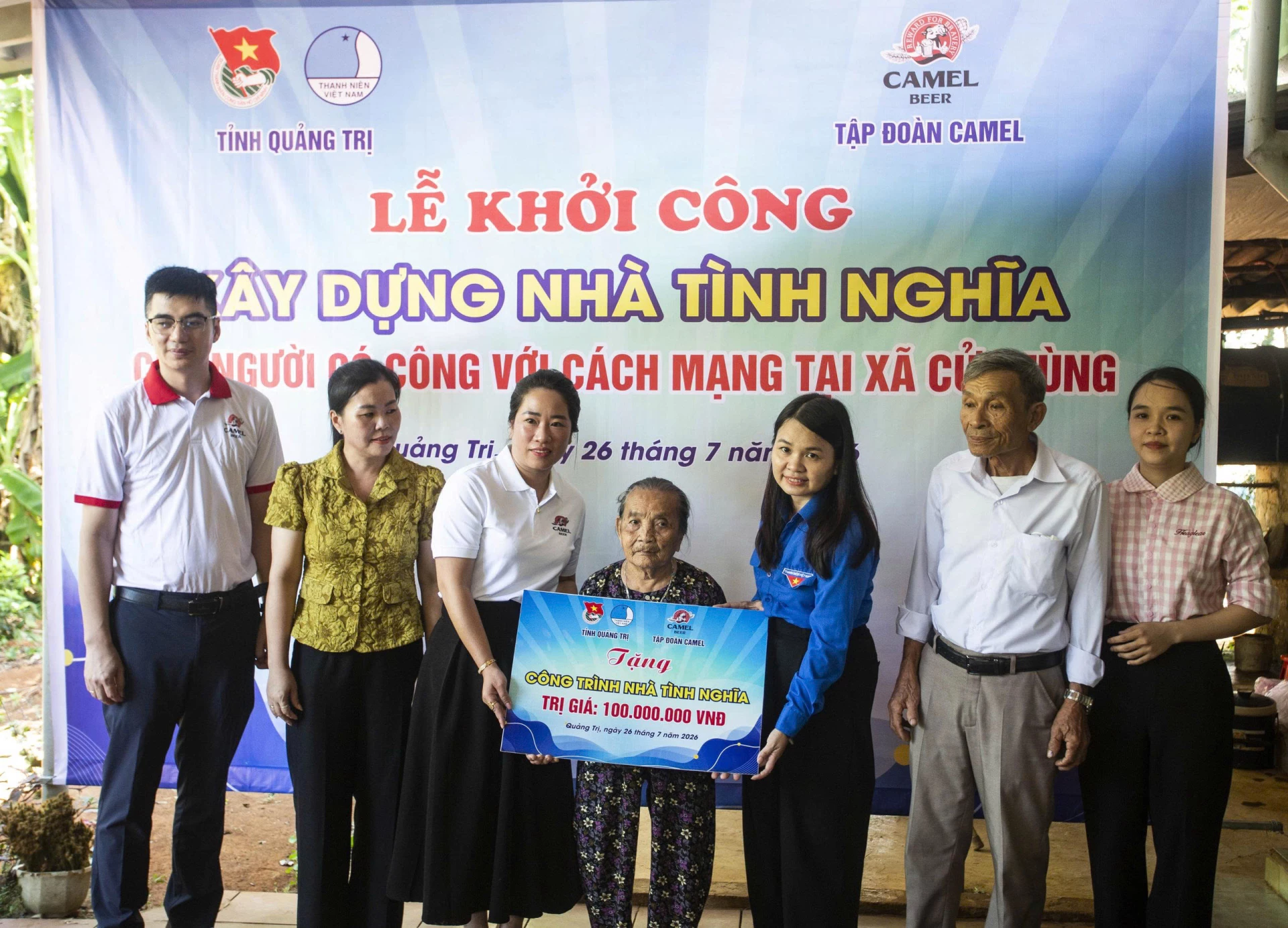 Trao kinh phí xây dựng Nhà tình nghĩa cho người có công với cách mạng tại xã Cửa Tùng. Ảnh: LO 